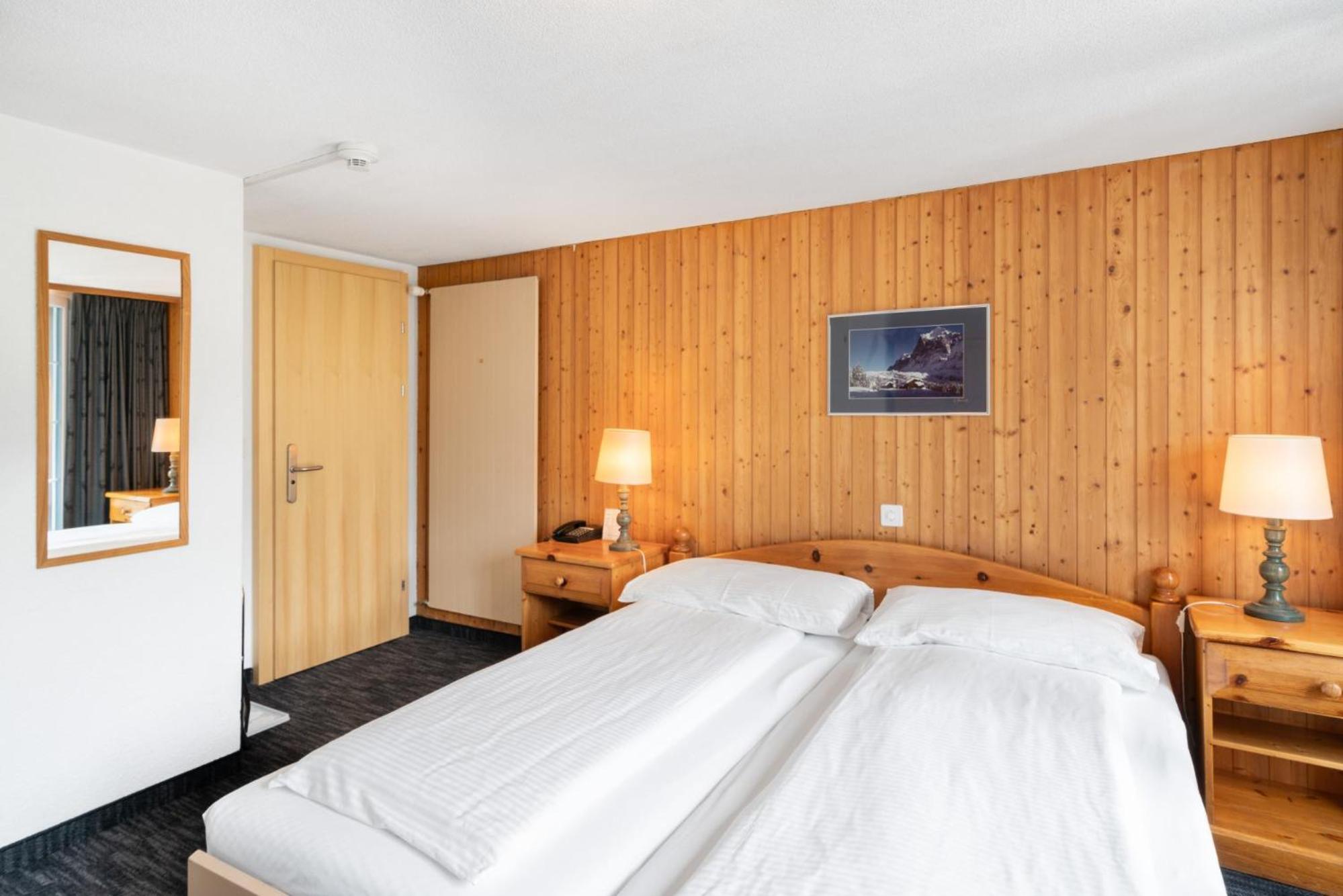 Double Room with Private Bathroom and Eiger View photo 3
