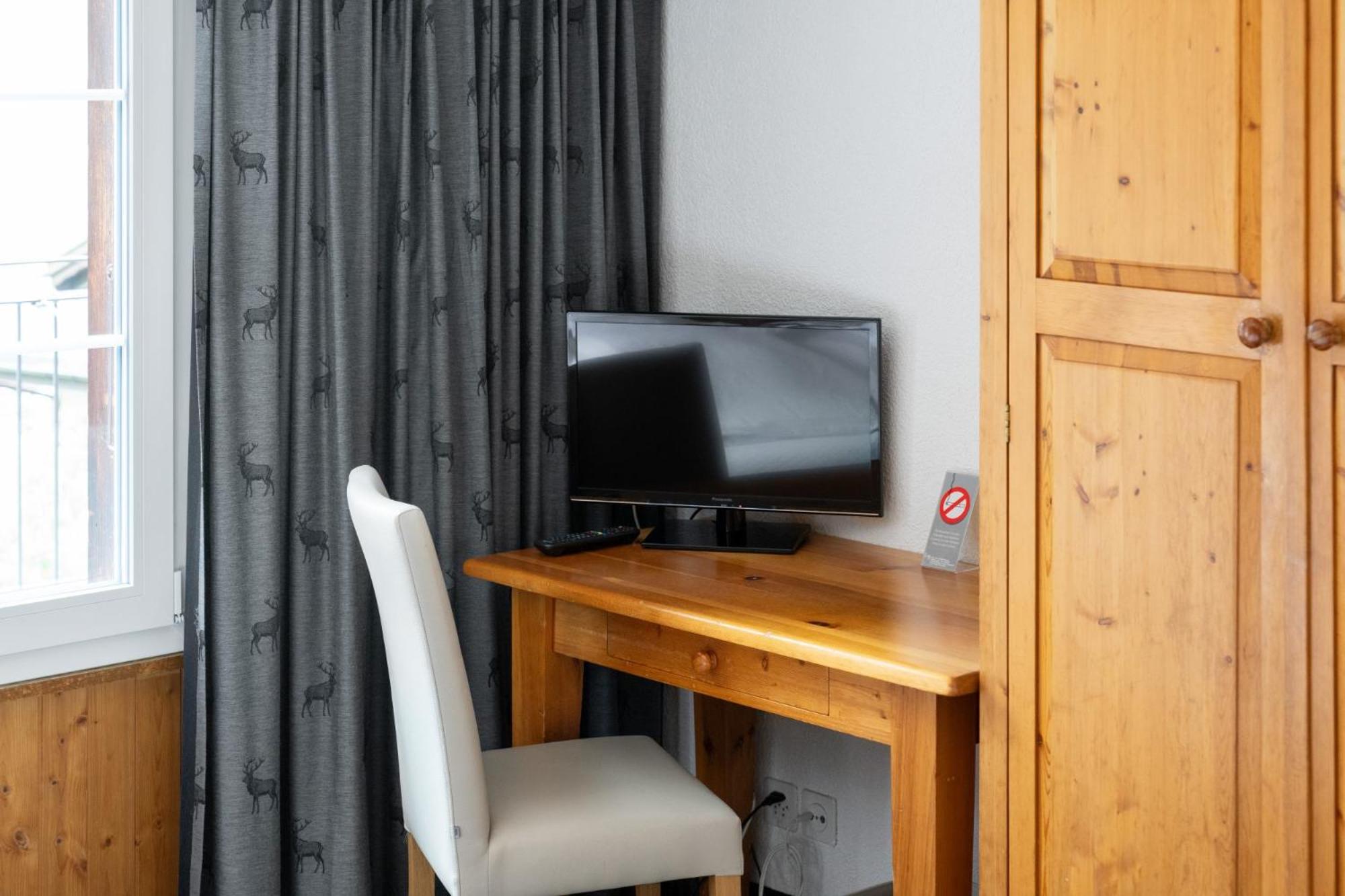 Double Room with Private Bathroom and Eiger View photo 2