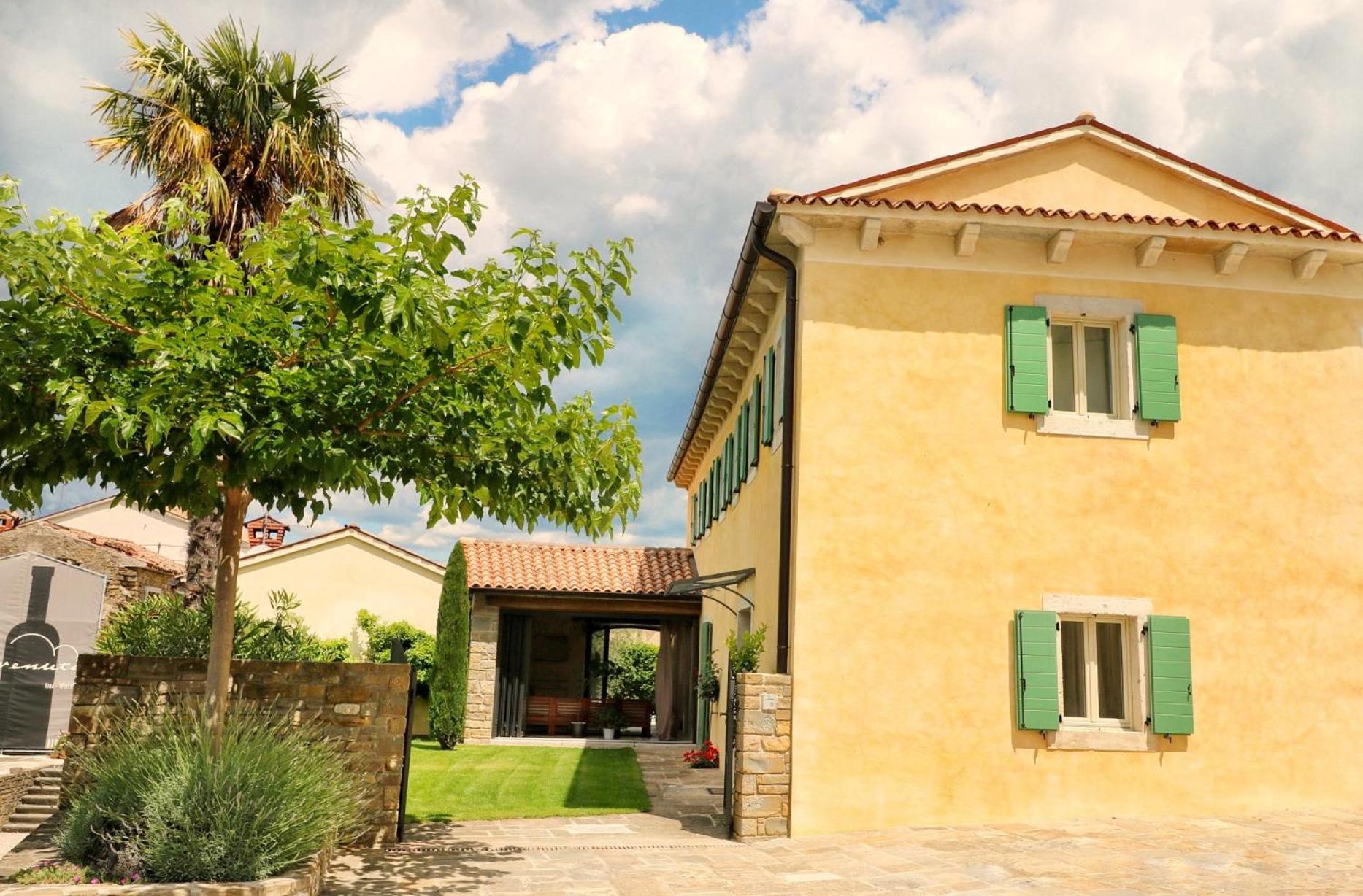 Villa photo 2
