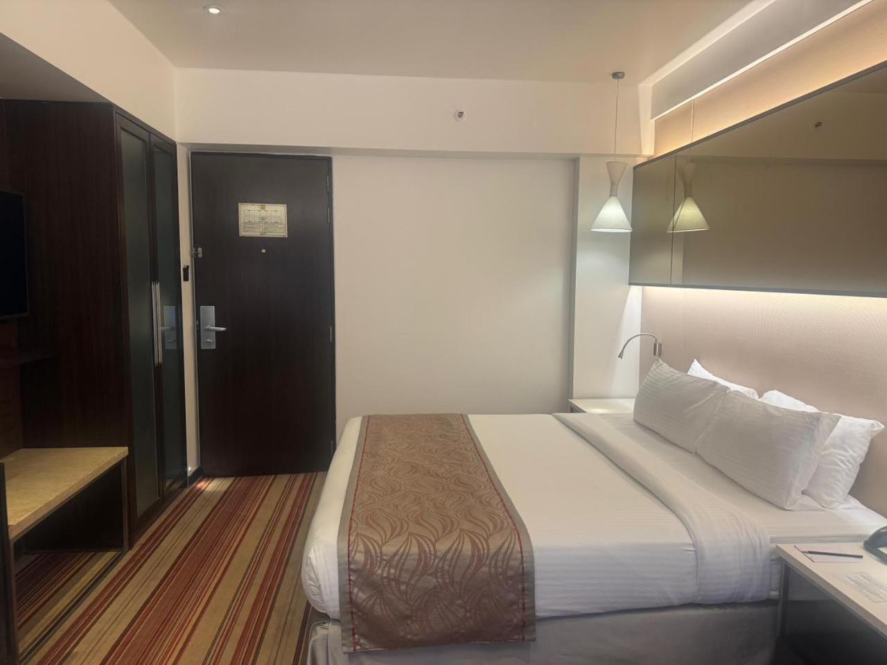 Superior Room King Bed with 15% discount on Laundry , Food and Soft Beverages - Photo 2