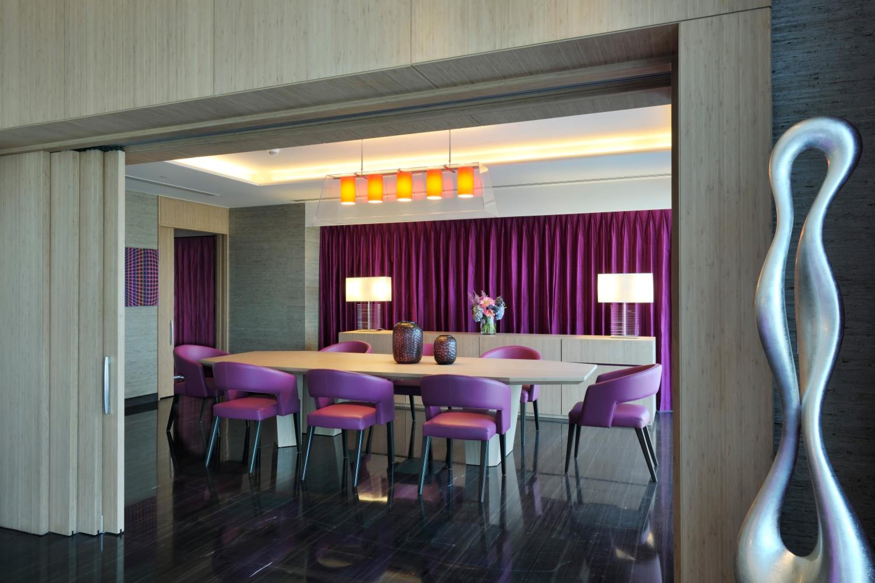 Royal King Suite with View and Club Access thumbnail 5