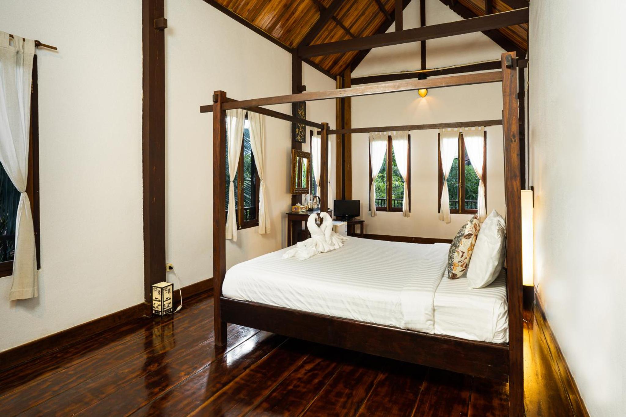 Deluxe Double Room with Balcony - Photo 8