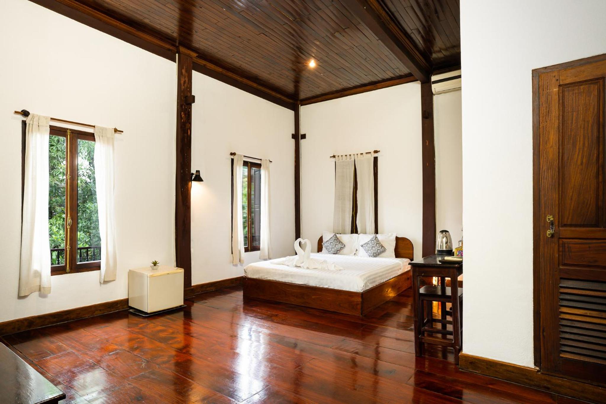 Deluxe Double Room with Balcony - Photo 11
