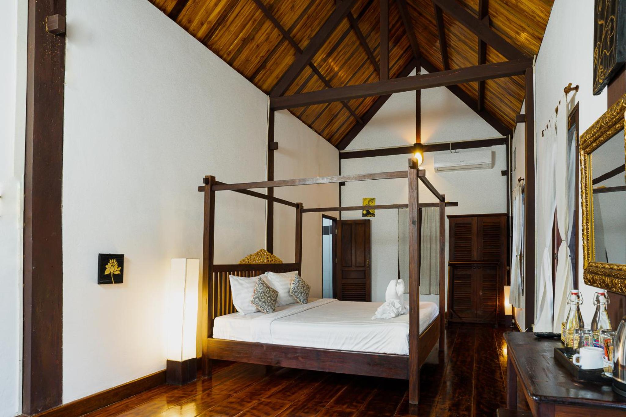 Deluxe Double Room with Balcony - Photo 9