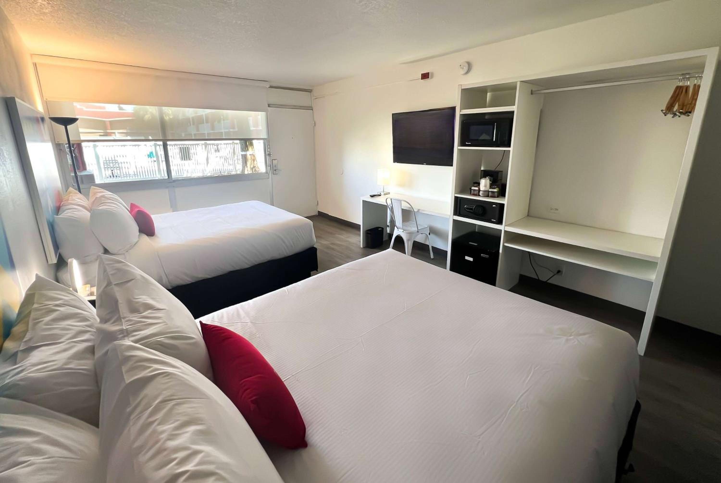 Queen Room with Two Queen Beds - Non-Smoking photo 1