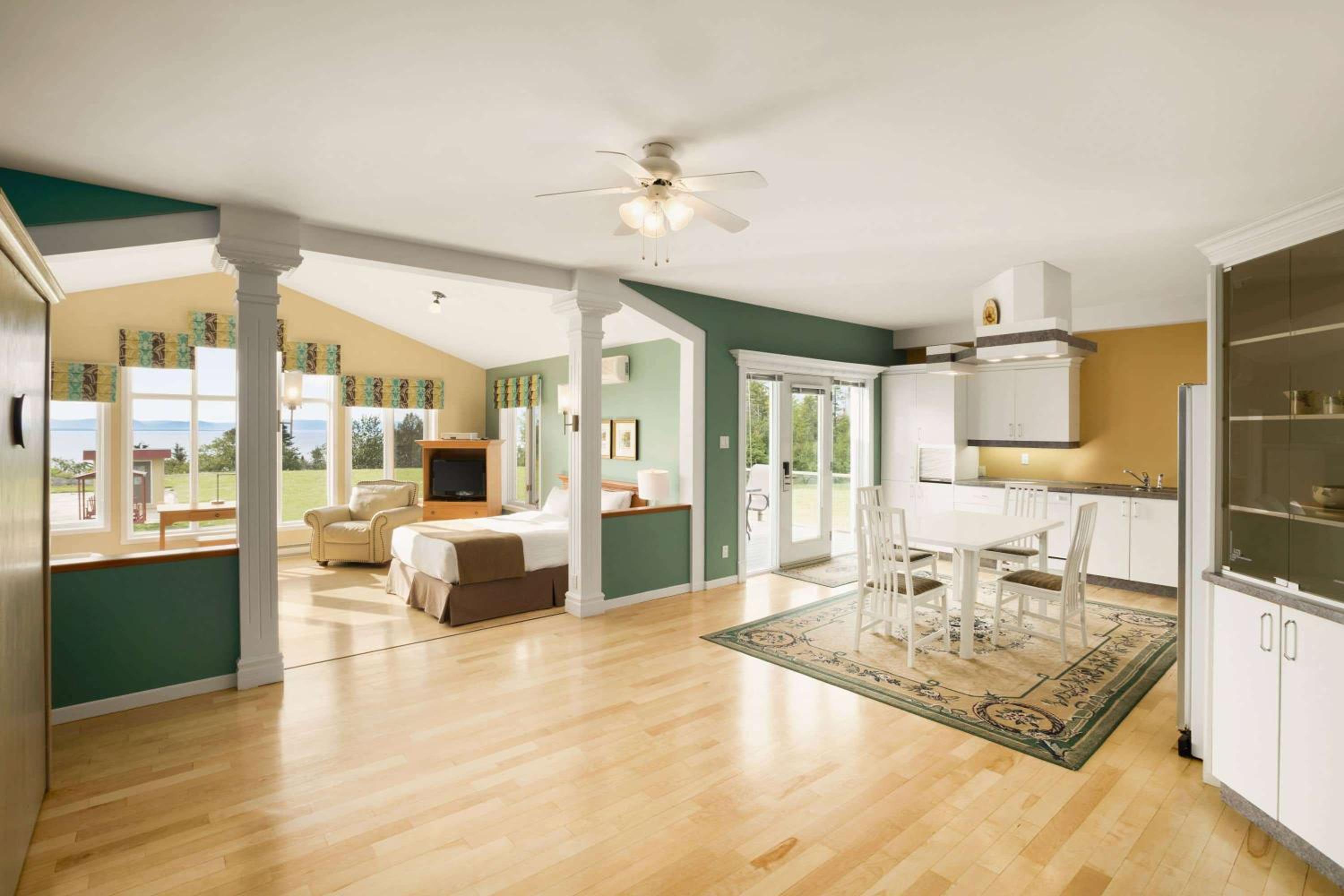 Cottage with Two Queen Beds, Sofa Bed and Kitchen - Non-Smoking photo 1