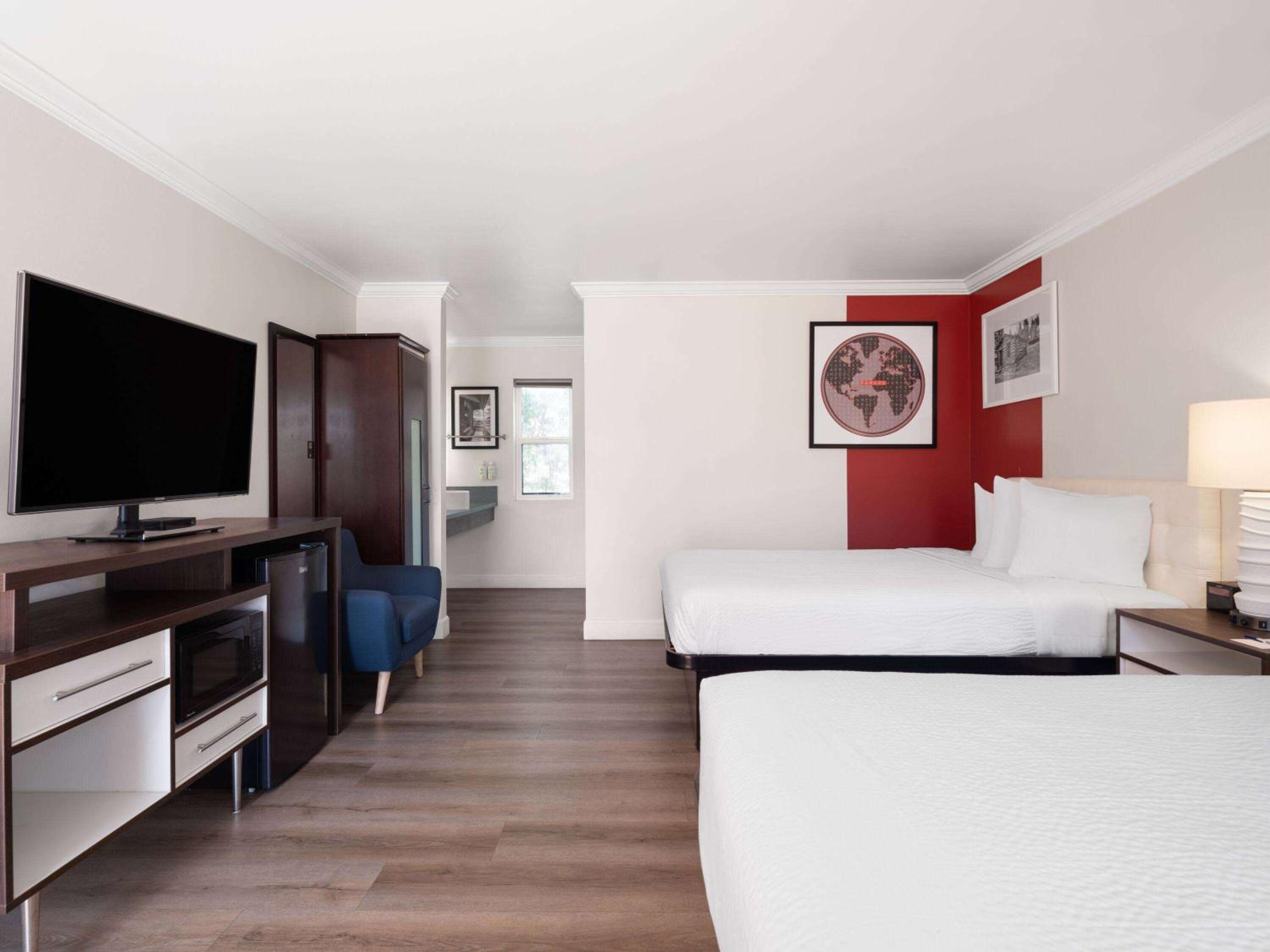 Queen Room with Two Queen Beds - Non-Smoking - Photo 10