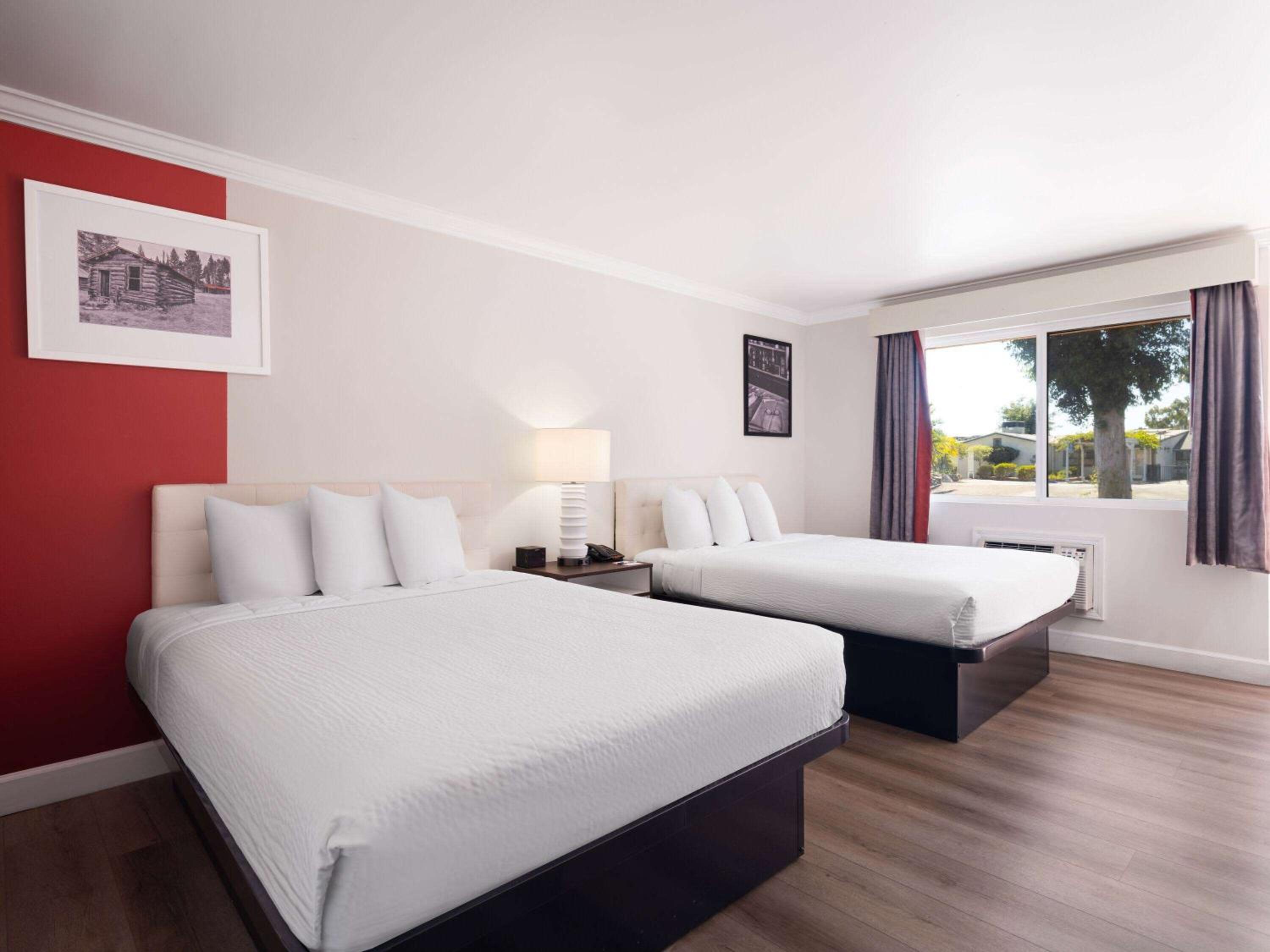 Queen Room with Two Queen Beds - Non-Smoking - Photo 3