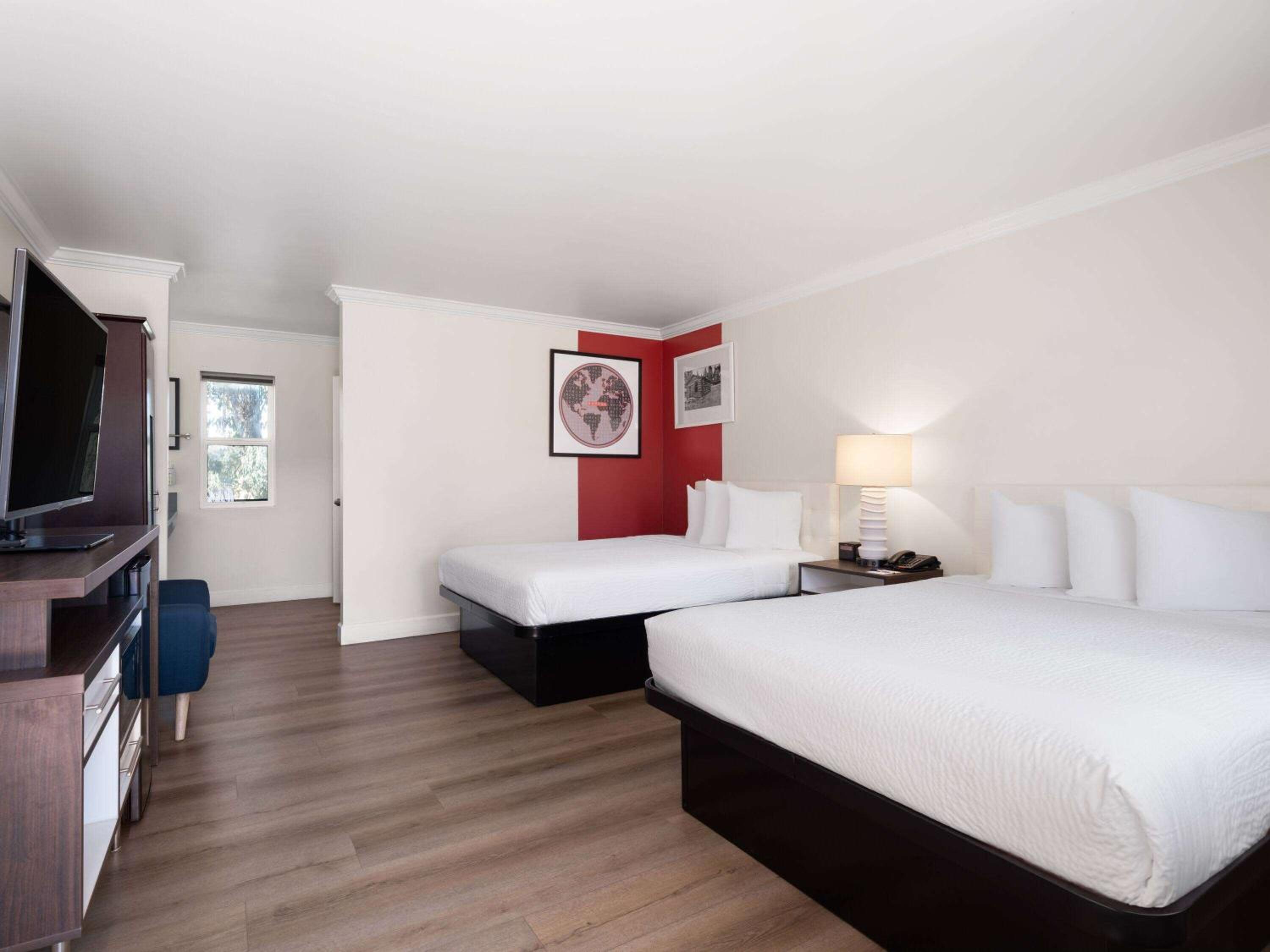 Queen Room with Two Queen Beds - Non-Smoking - Photo 2