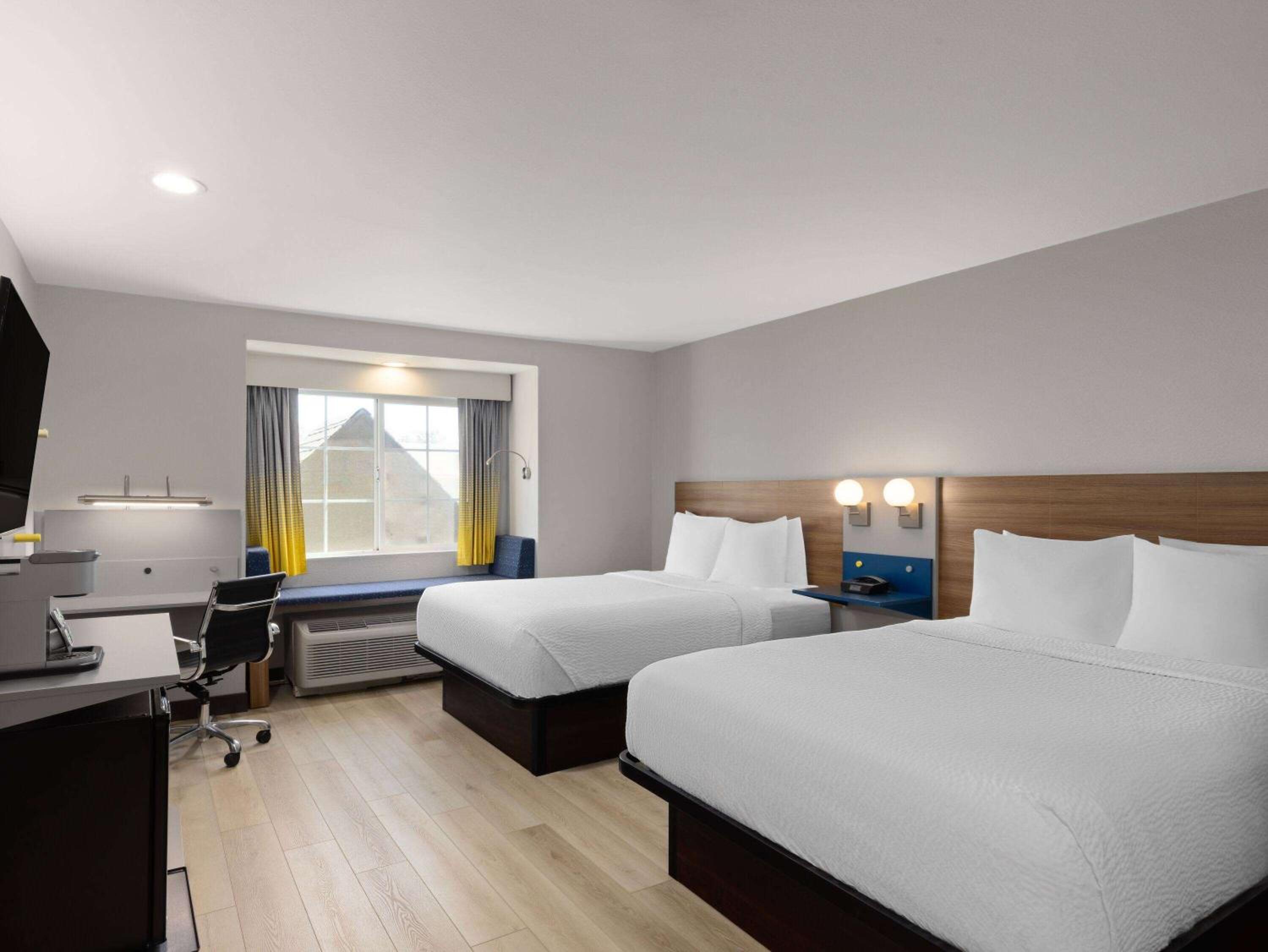 Queen Room with Two Queen Beds - Non-Smoking - Photo 1