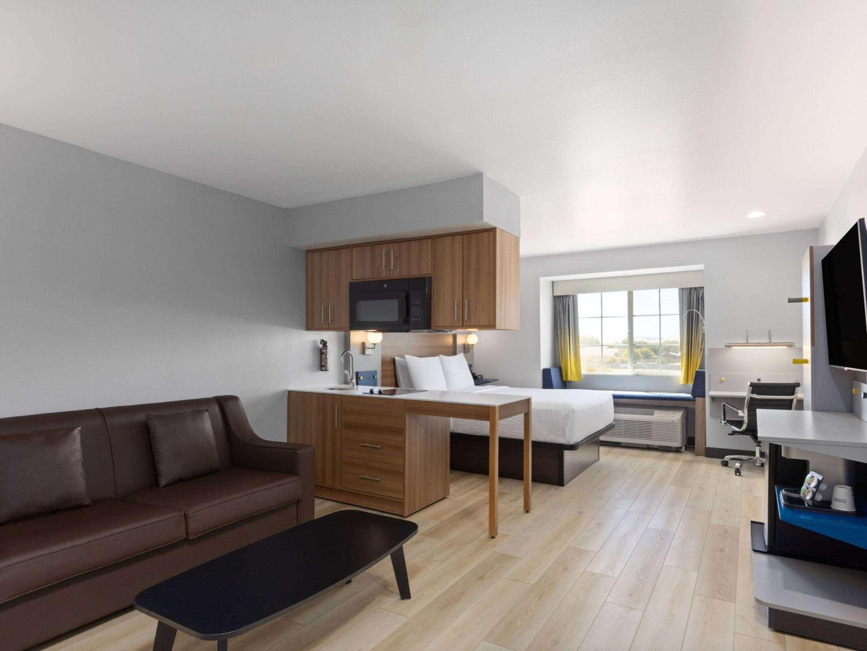 Efficiency Studio Suite with One Queen Bed - Non-Smoking - Photo 5