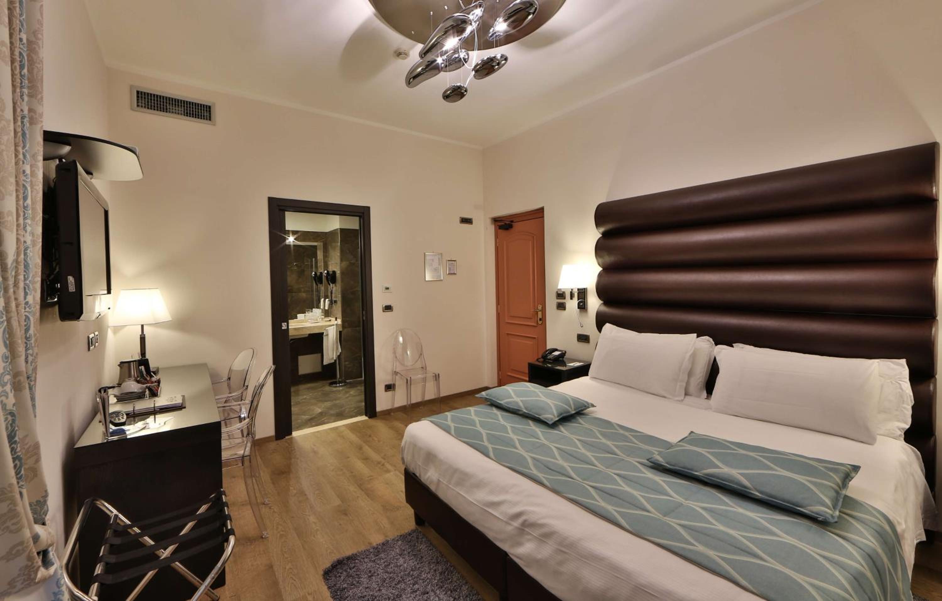 Deluxe Double Room - Photo 18