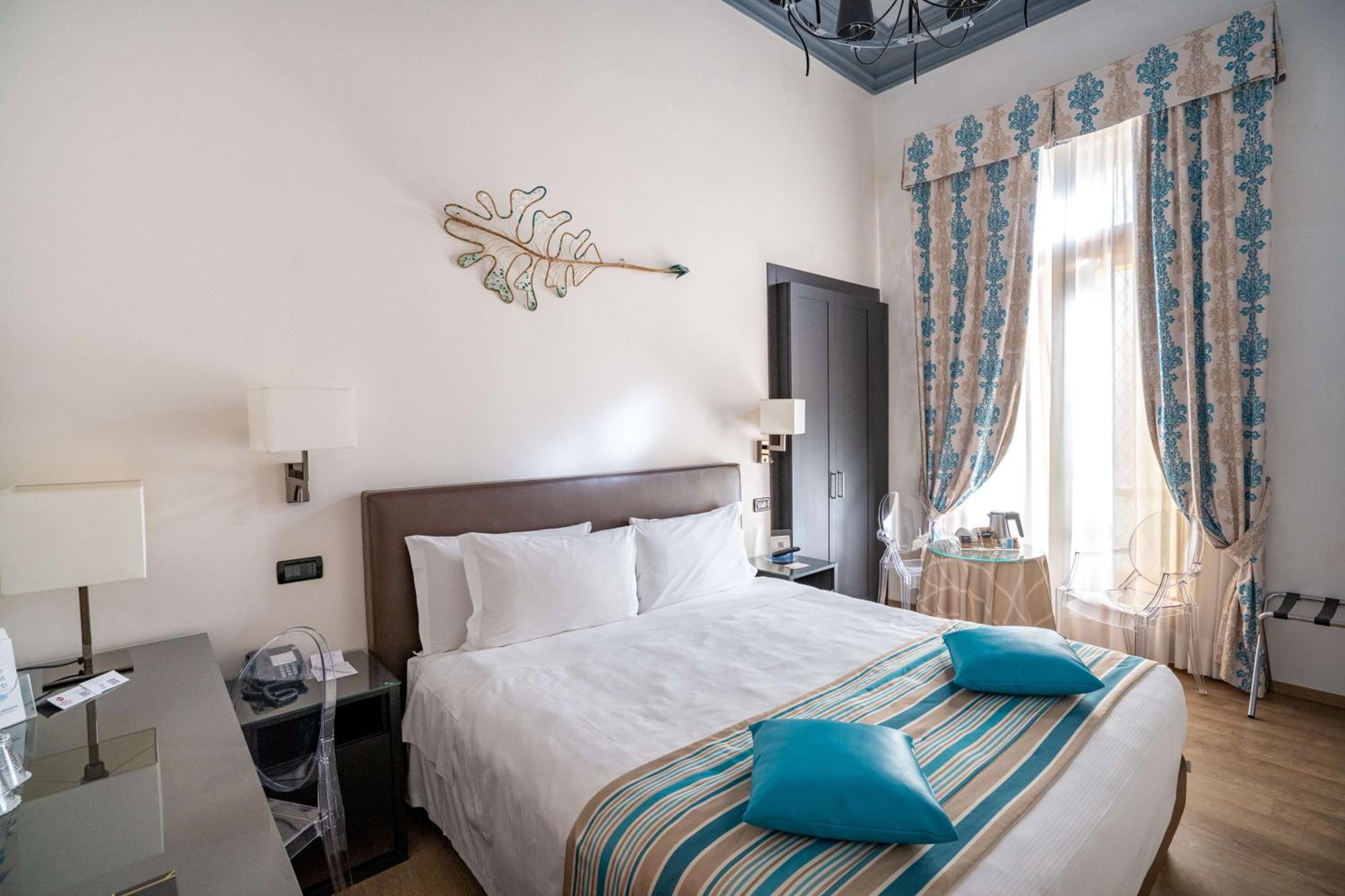 Deluxe Double Room - Photo 13