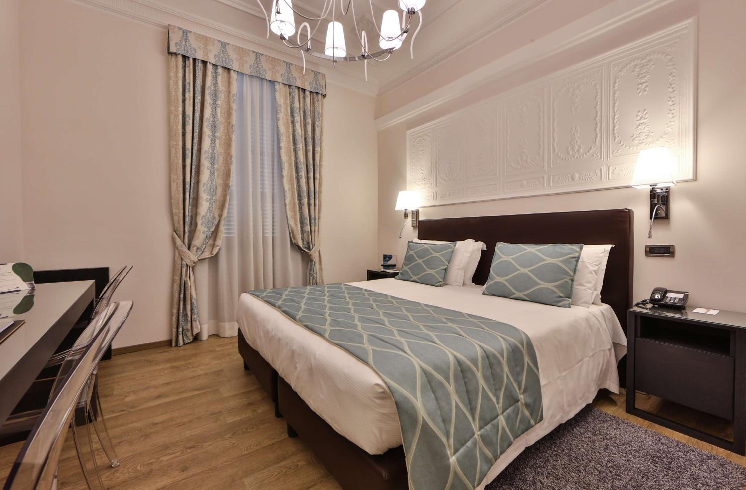 Deluxe Double Room - Photo 11