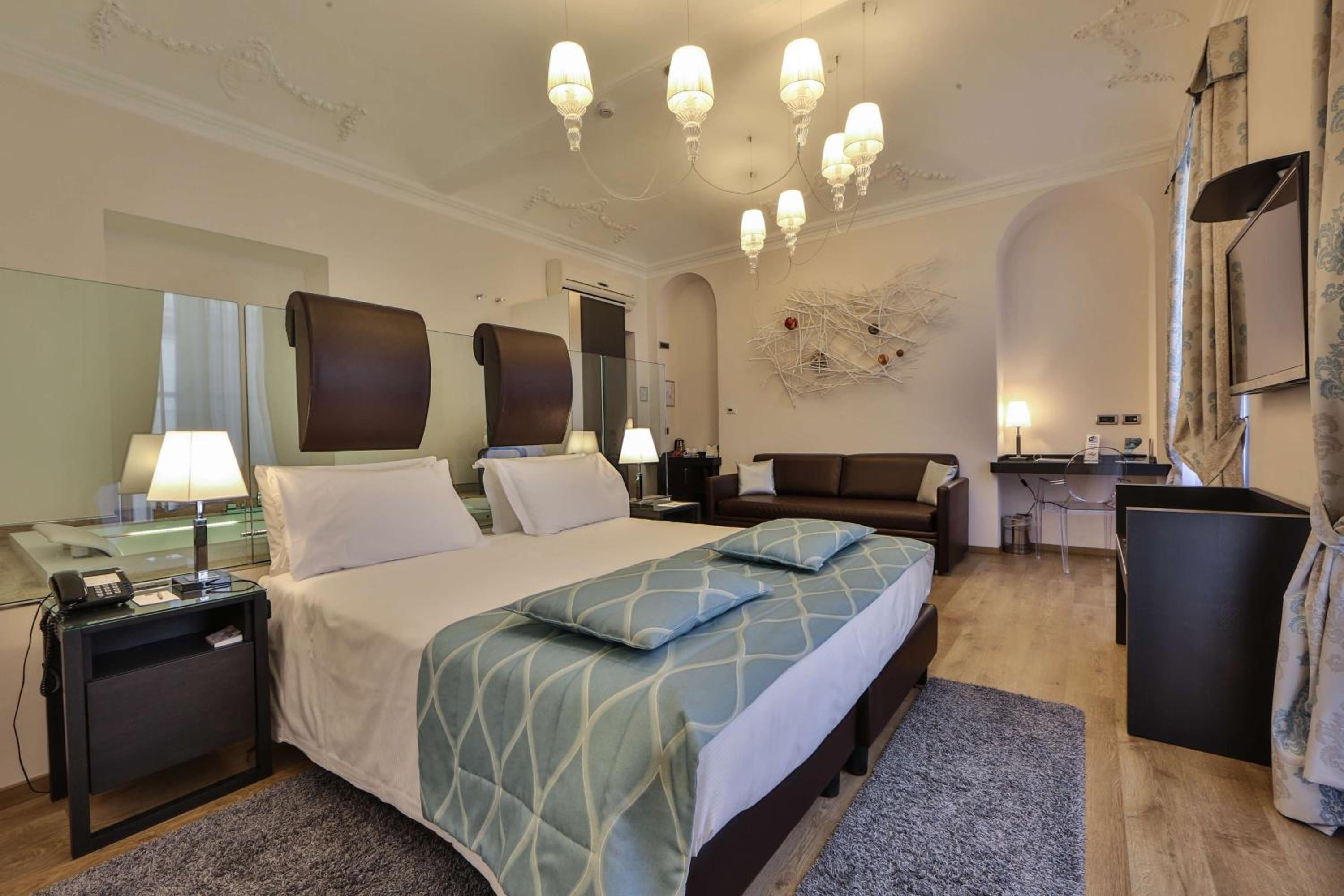 Classic Room with One Queen and Twin Beds - Photo 4