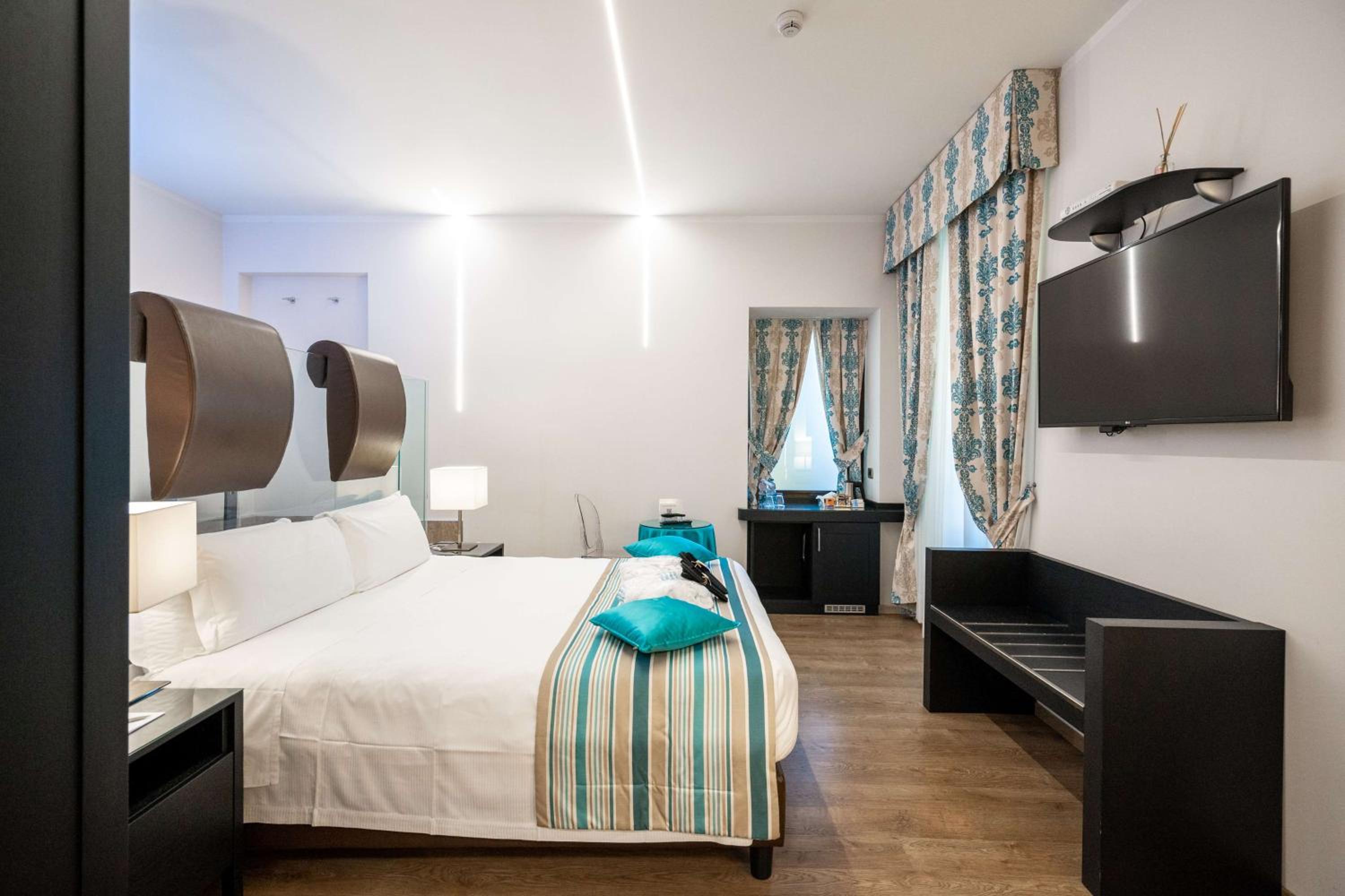 Classic Room with One Queen and Twin Beds - Photo 12