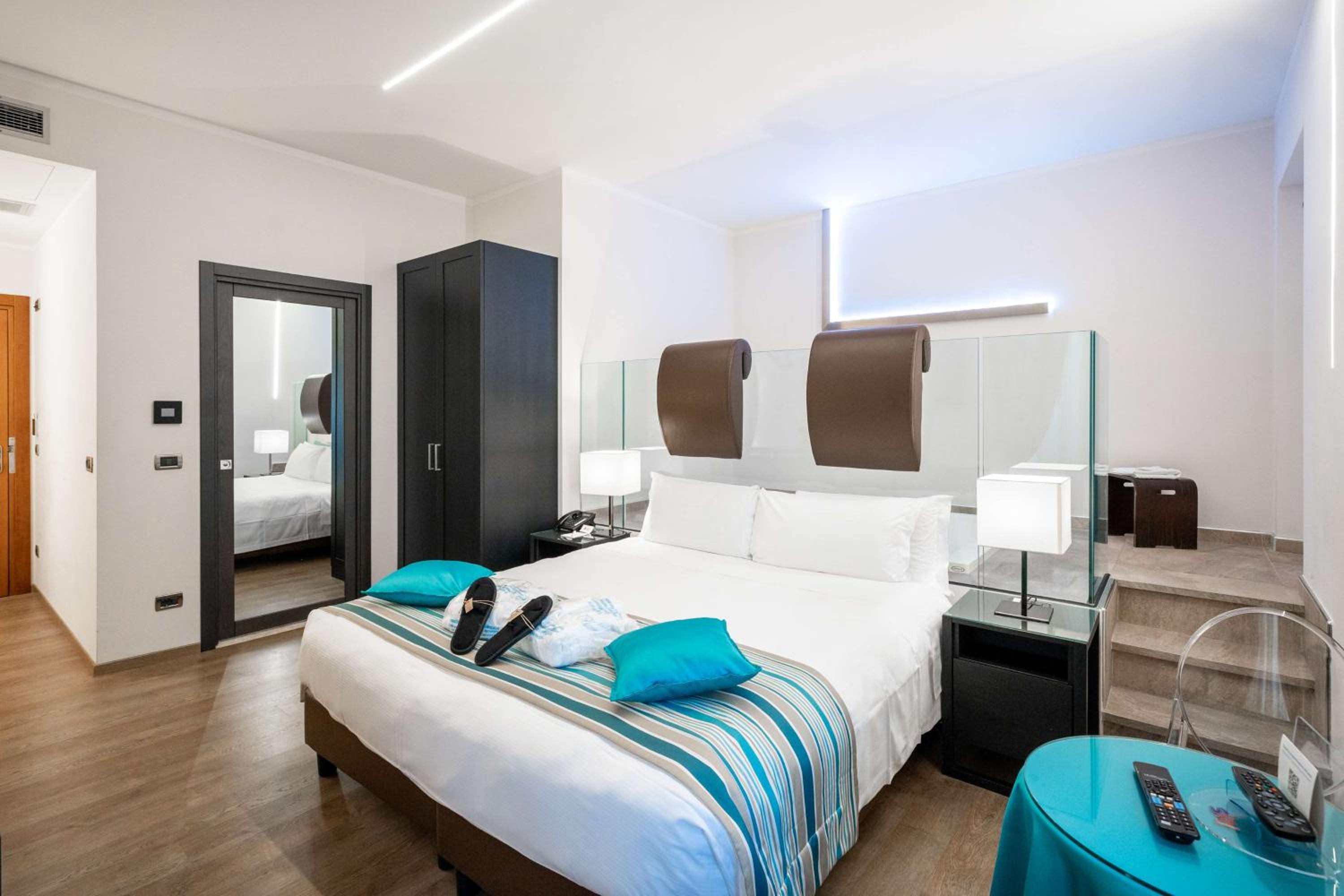 Classic Room with One Queen and Twin Beds - Photo 11