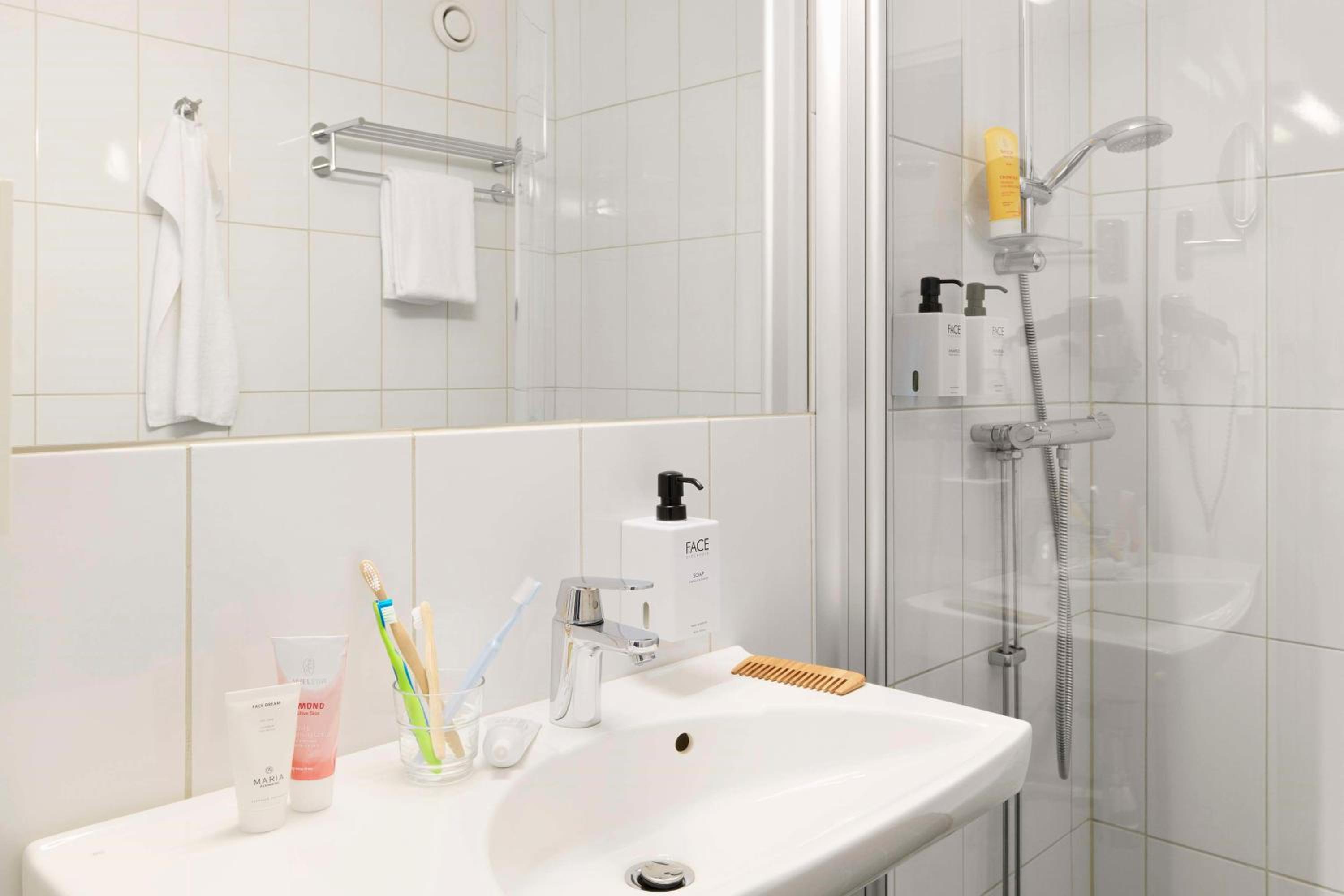 Standard Twin Room - Photo 6
