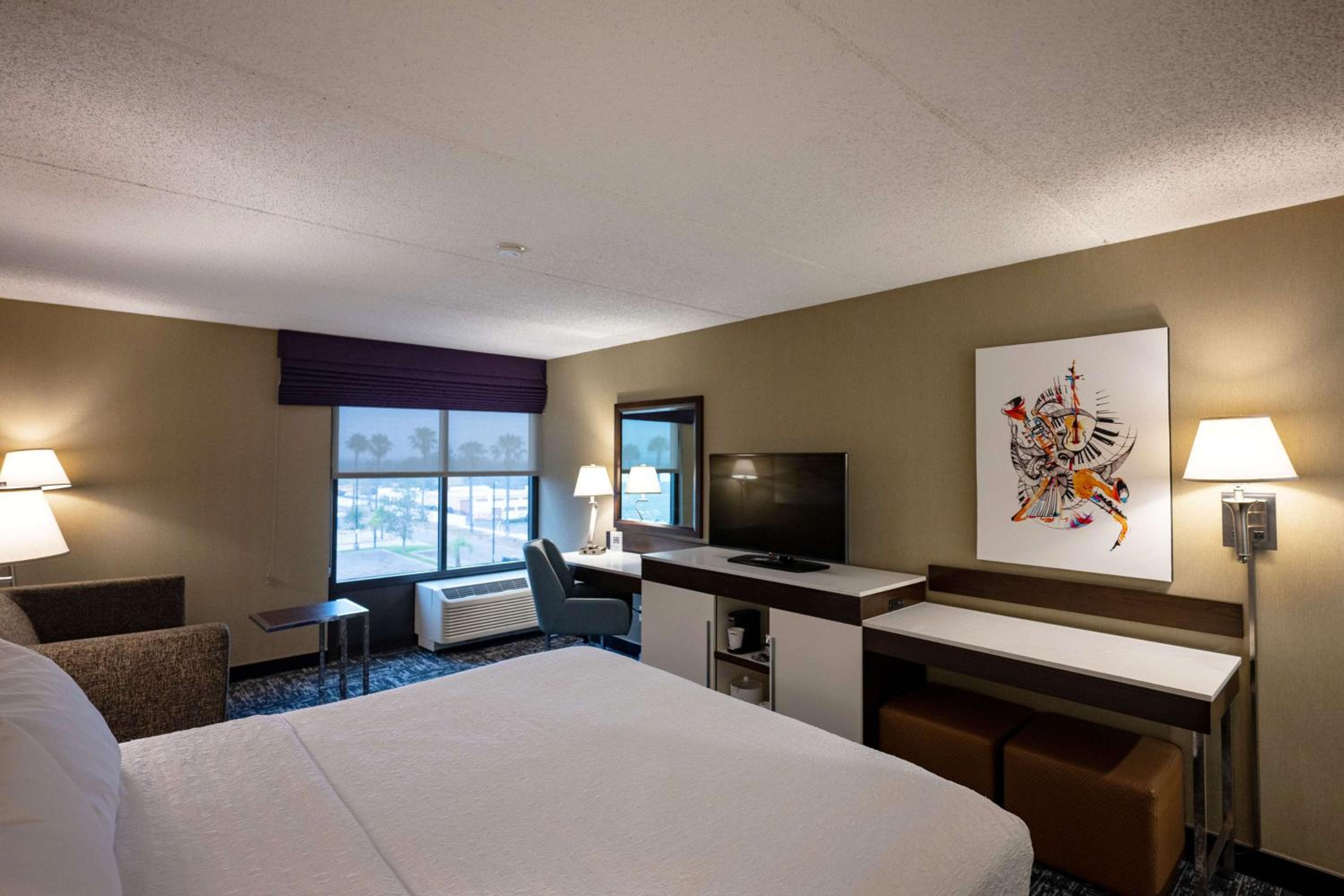 King Room with King Bed - Non-Smoking - Photo 2