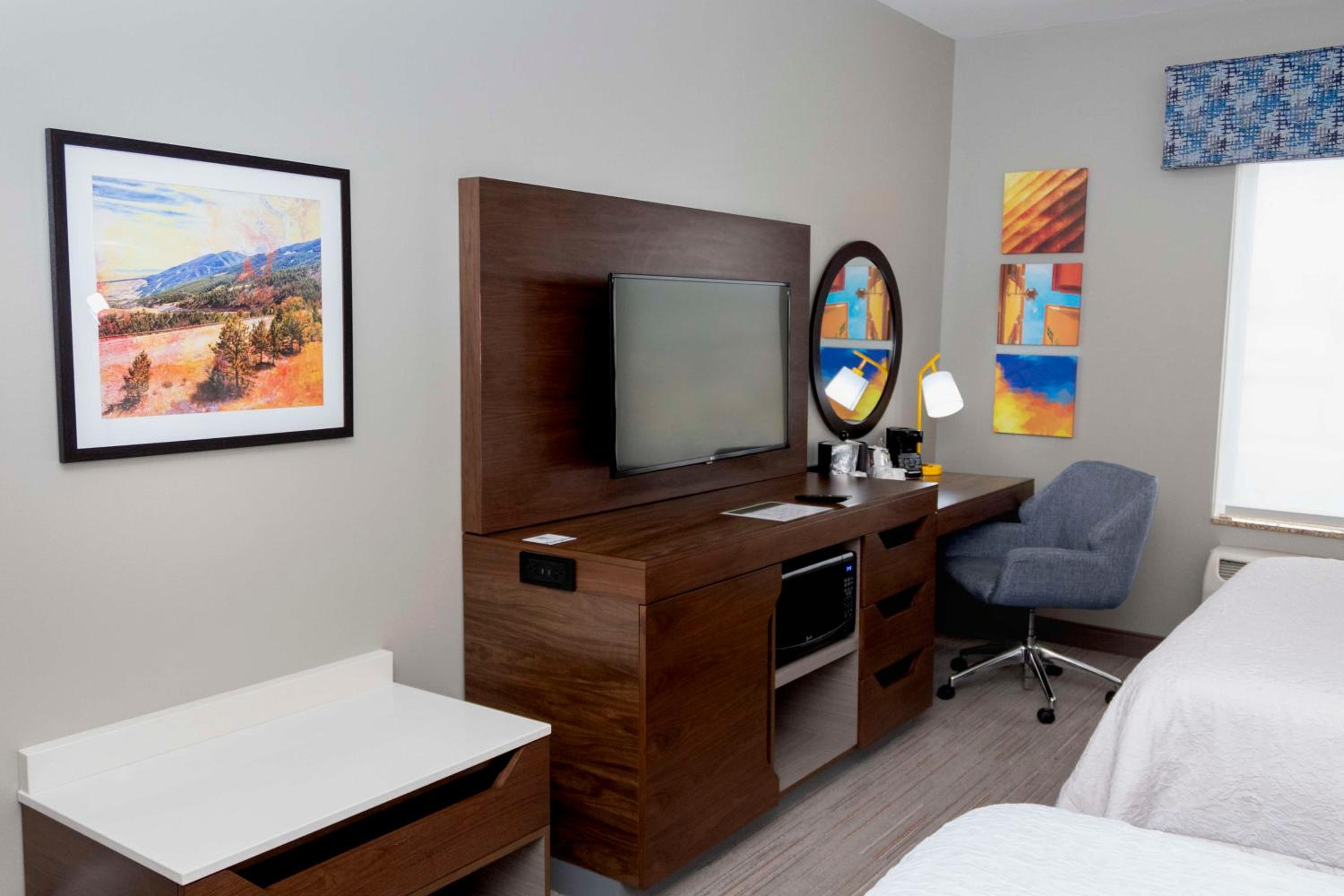Room with Two Queen Beds - Non-Smoking - Photo 6