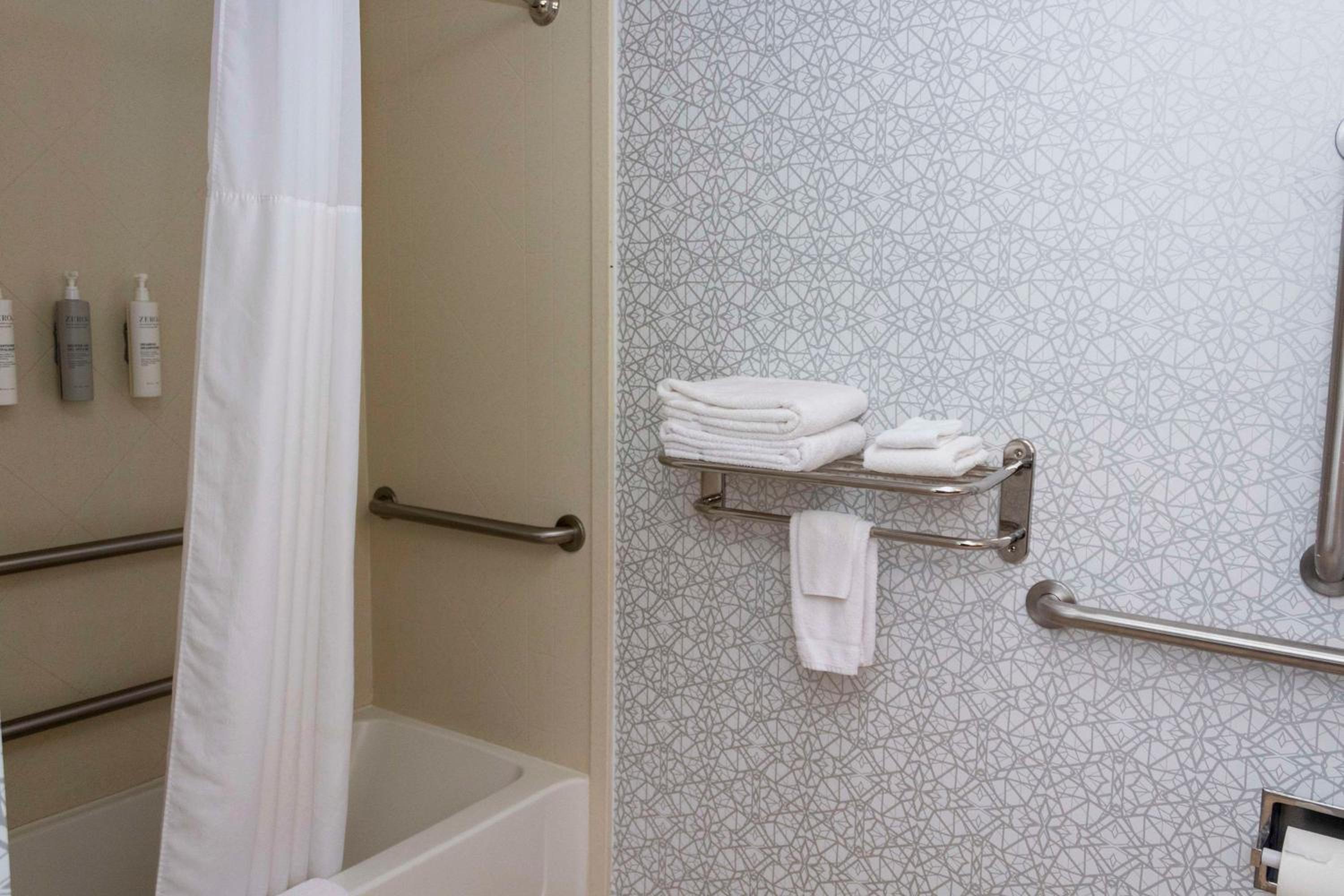 King Suite - Mobility and Hearing Access/Non-Smoking - Photo 2