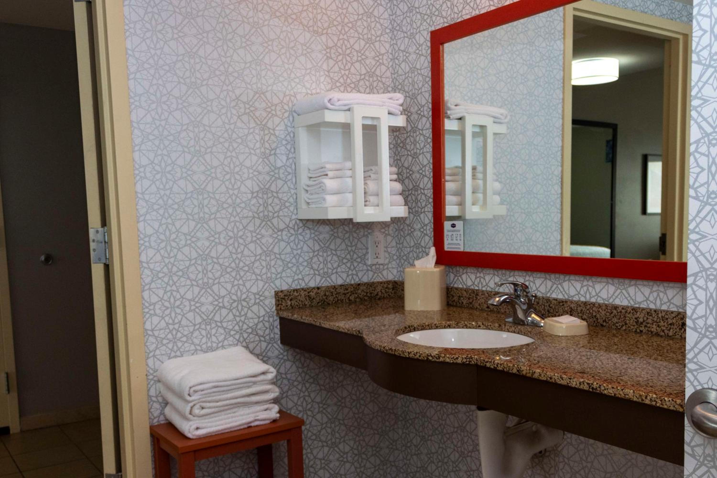King Suite - Mobility and Hearing Access/Non-Smoking - Photo 3