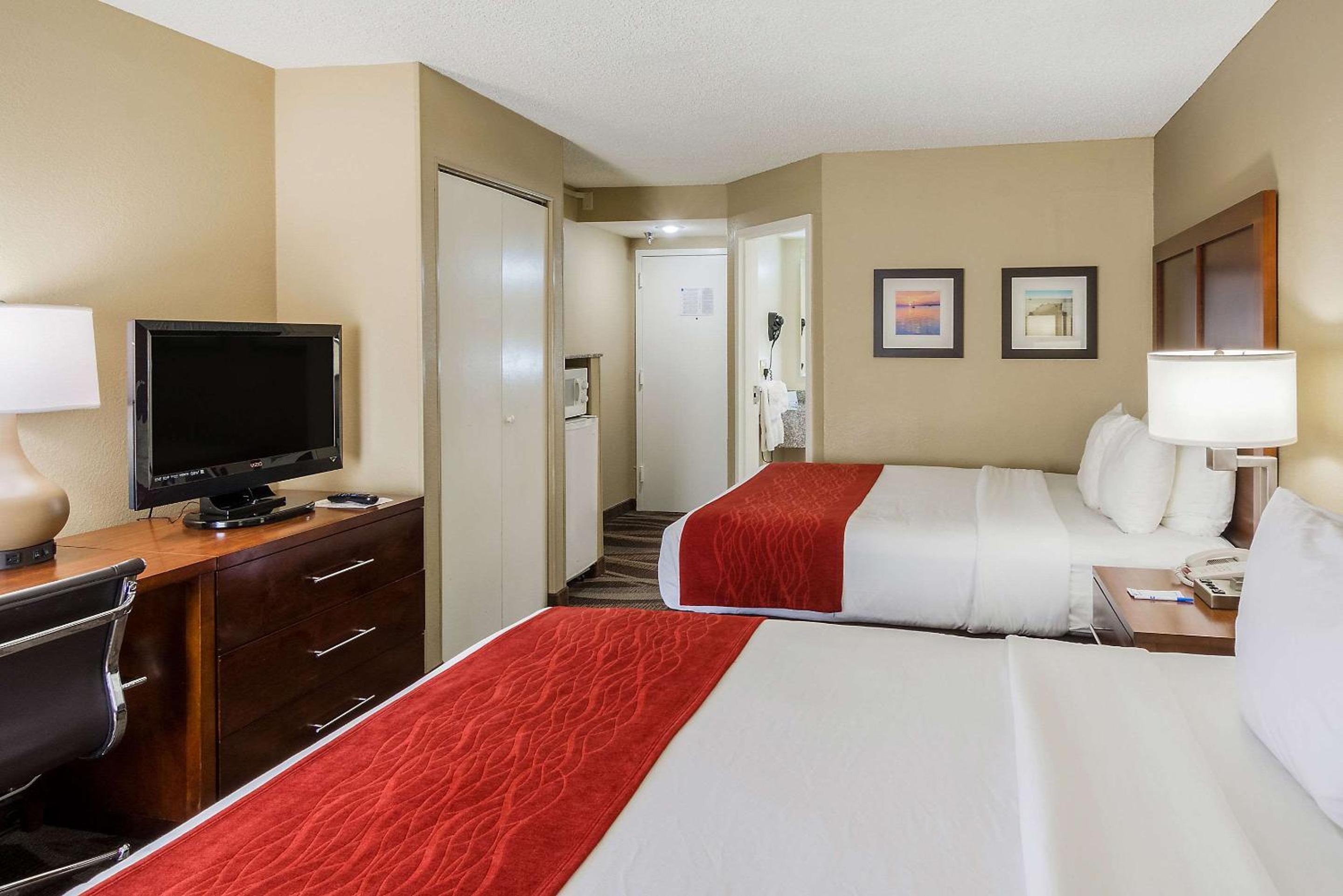  Queen Room with Two Queen Beds - Non-Smoking photo 2