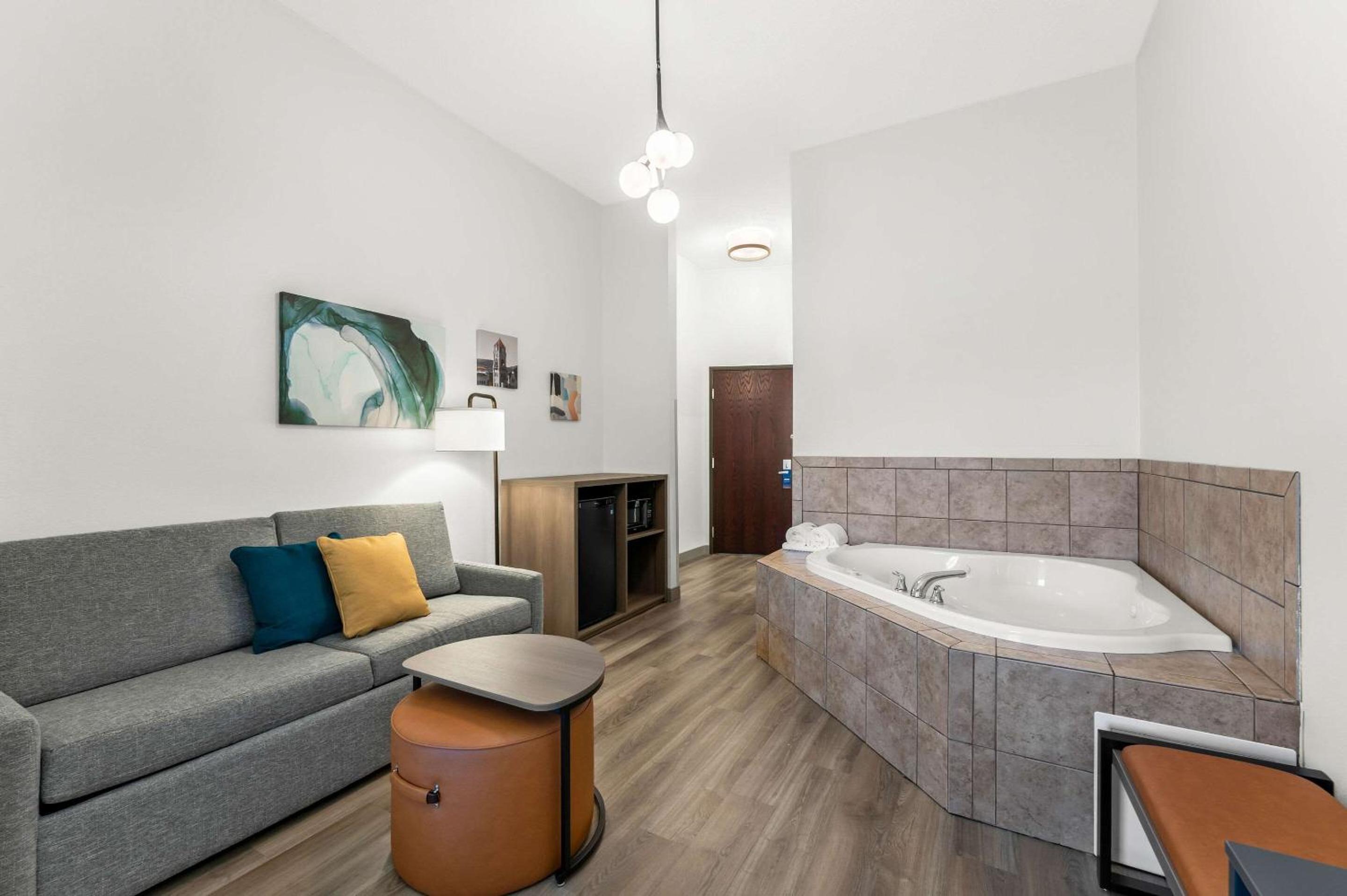 King Suite with Hot Tub - Non-Smoking - Photo 3
