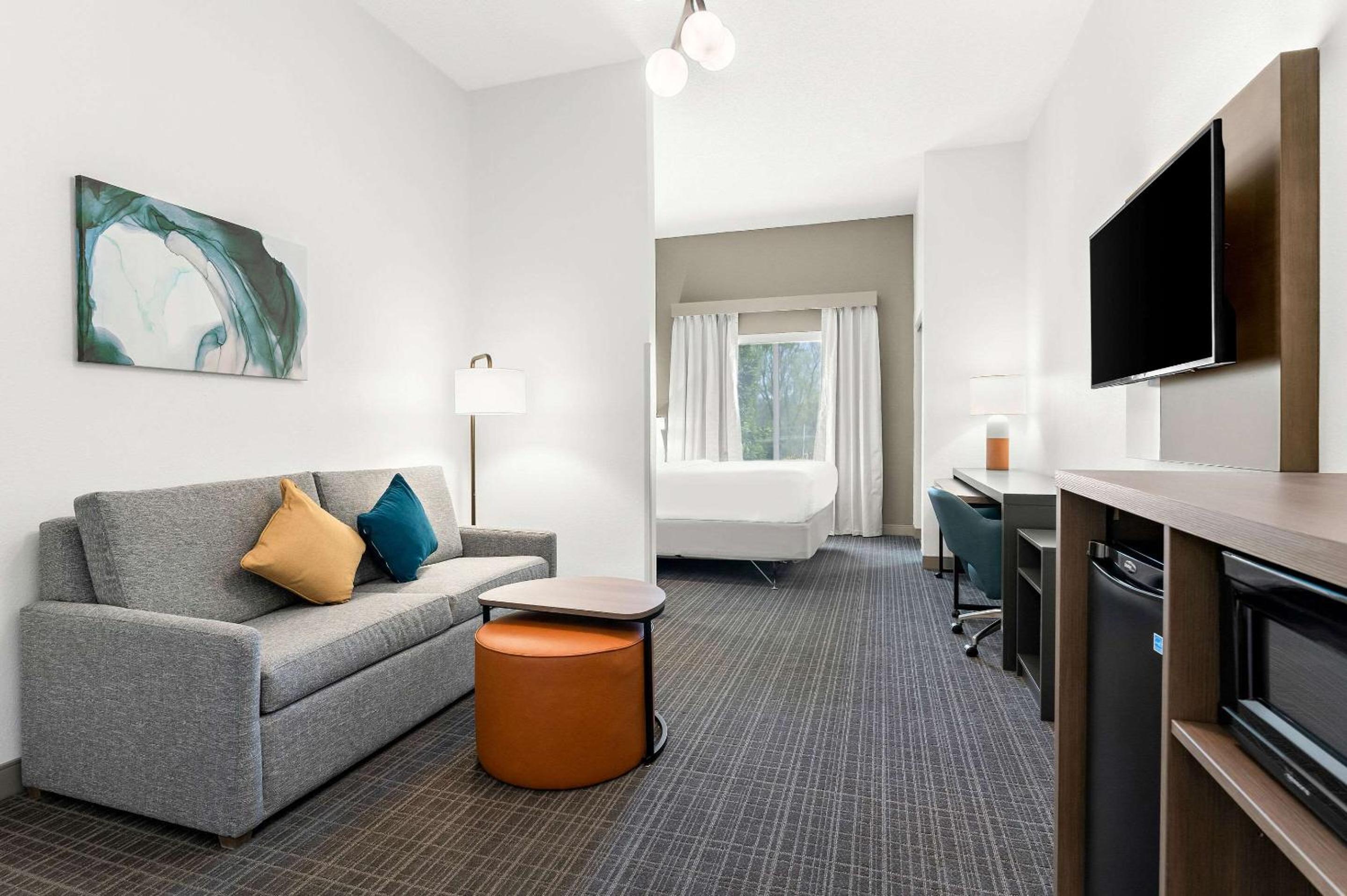 King Suite - Accessible/Non-Smoking - Photo 2