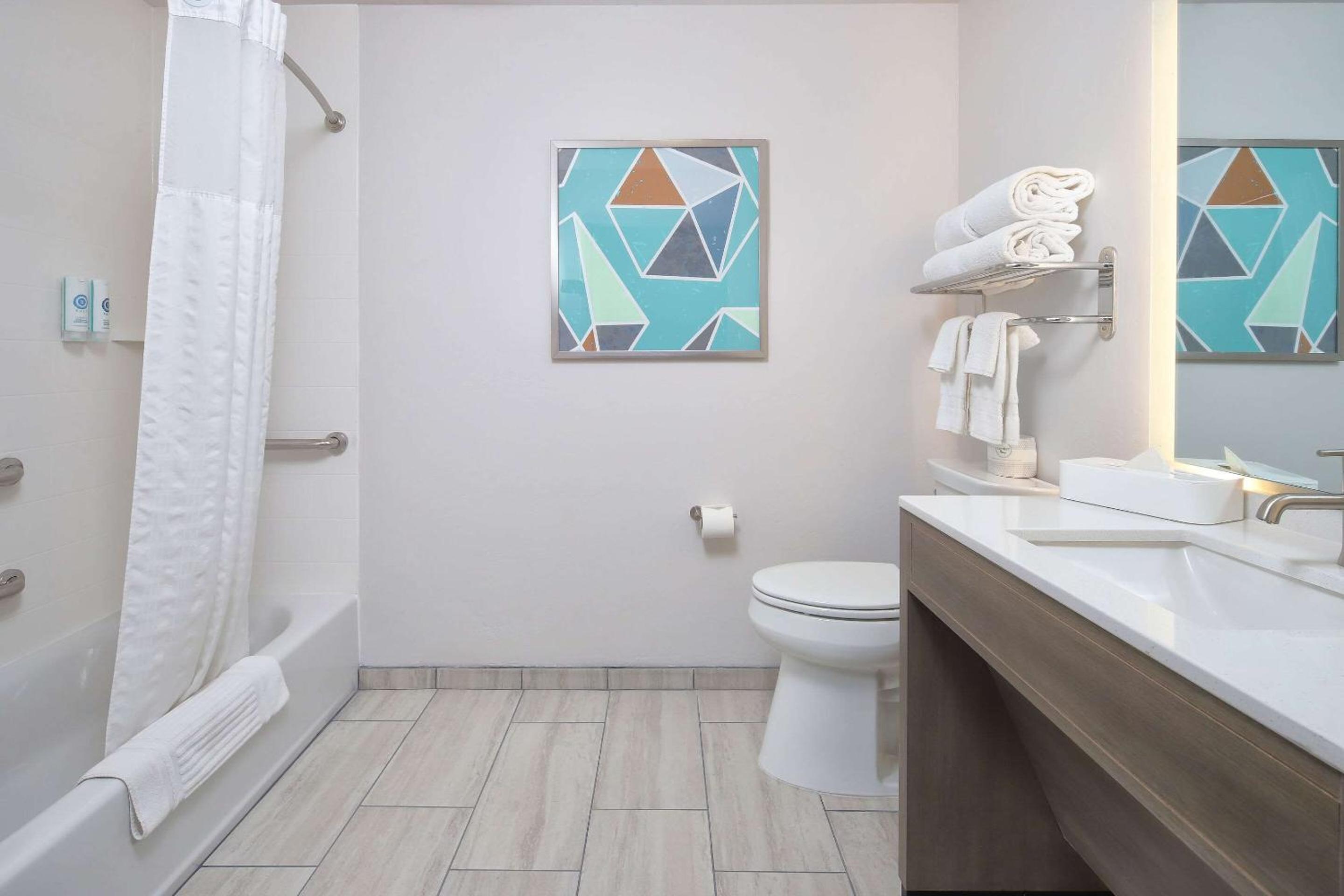 King Suite - Accessible/Non-Smoking - Photo 4