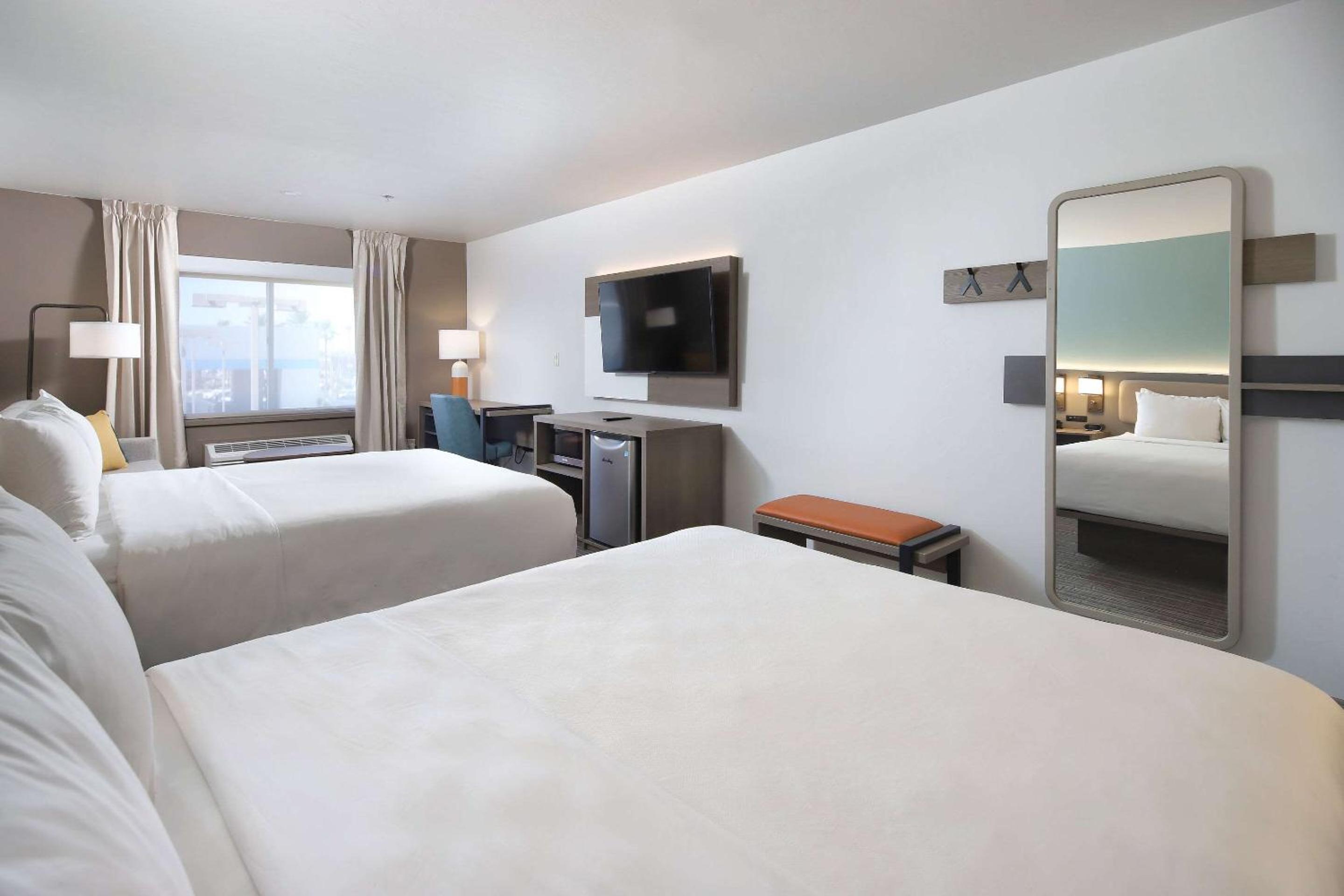 Queen Suite with Two Queen Beds - Non-Smoking - Photo 3
