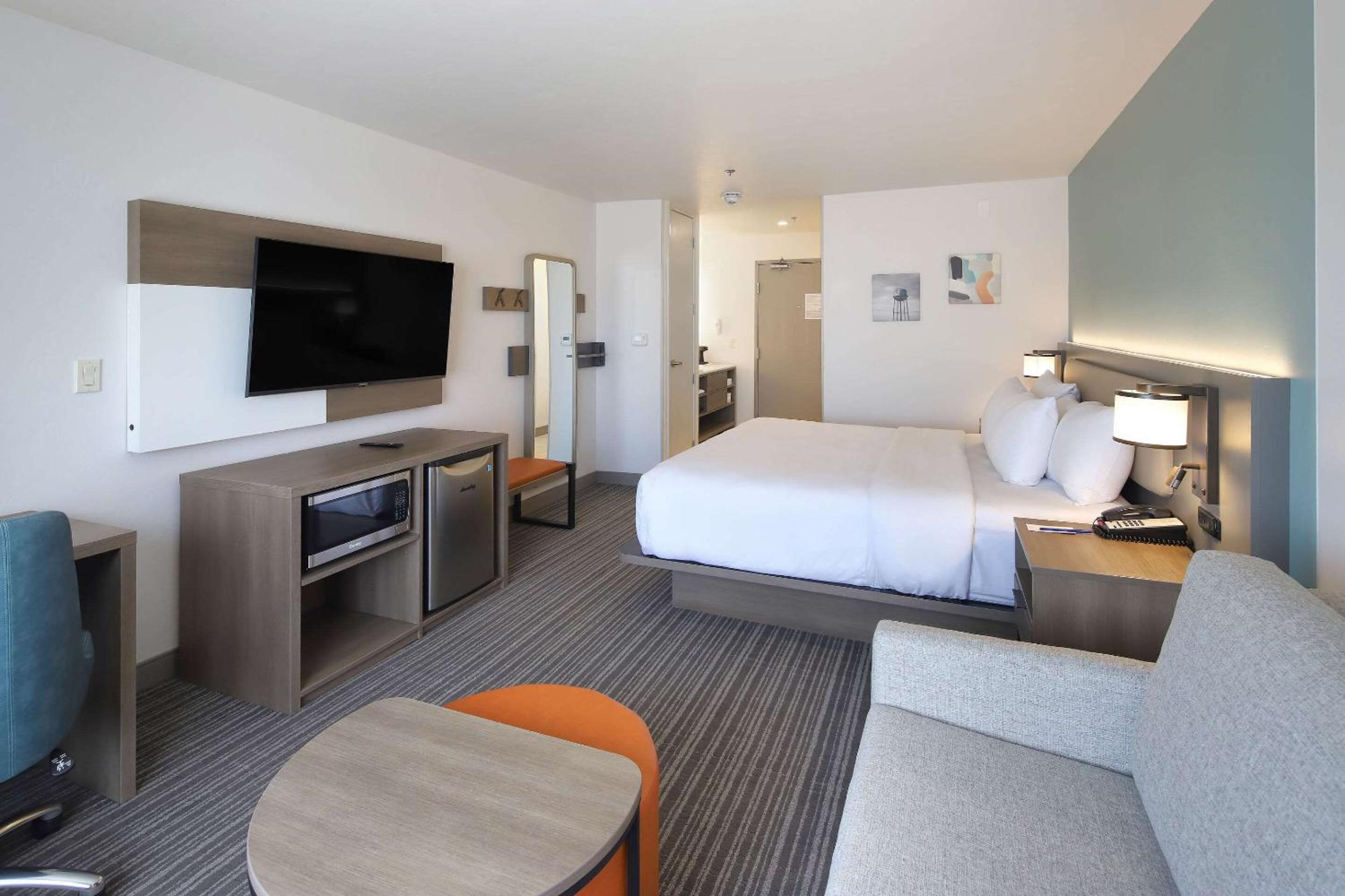 King Suite with Sofa Bed - Non-Smoking - Photo 10