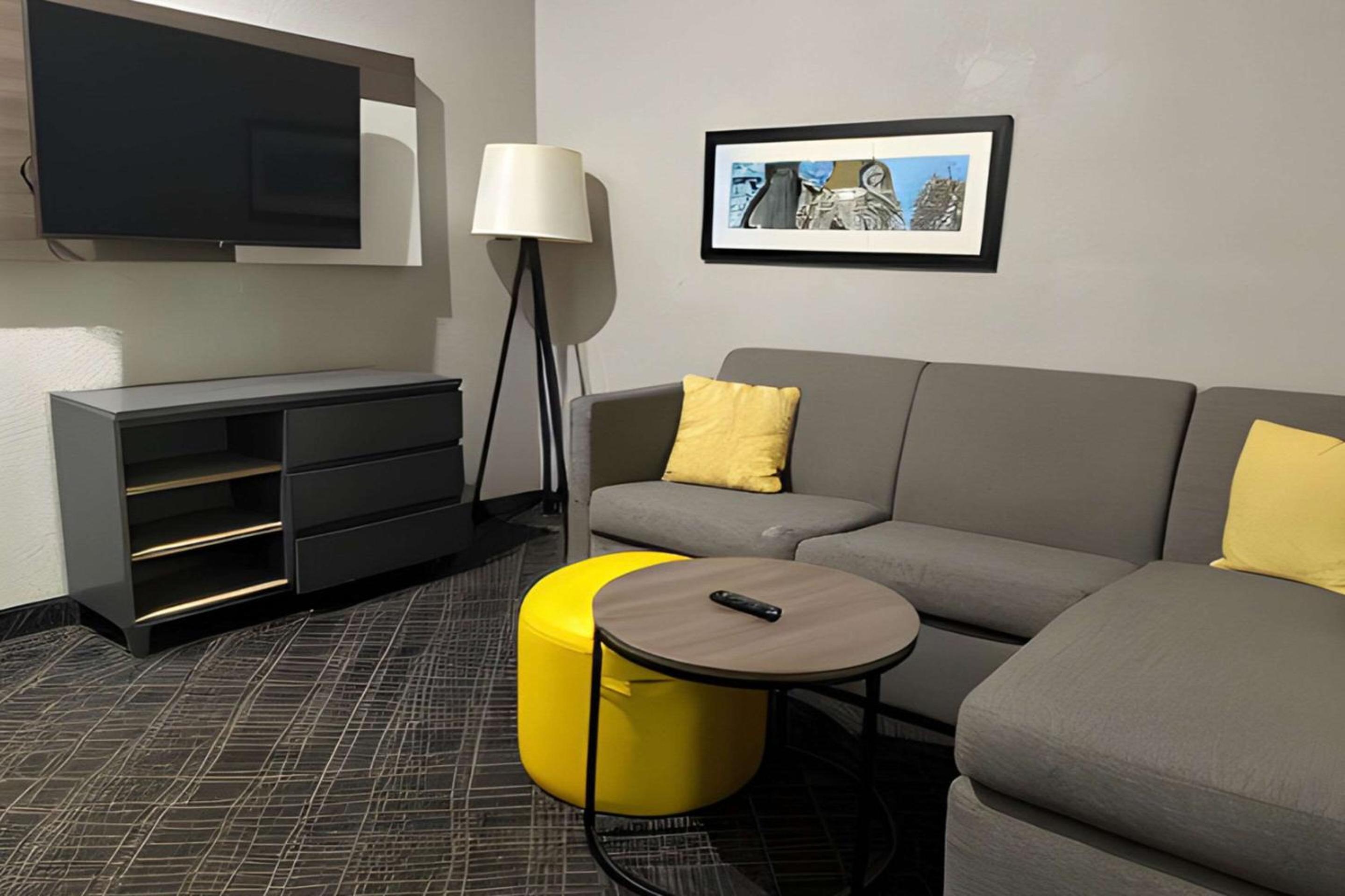 Queen Suite with Two Queen Beds - Non-Smoking - Photo 6