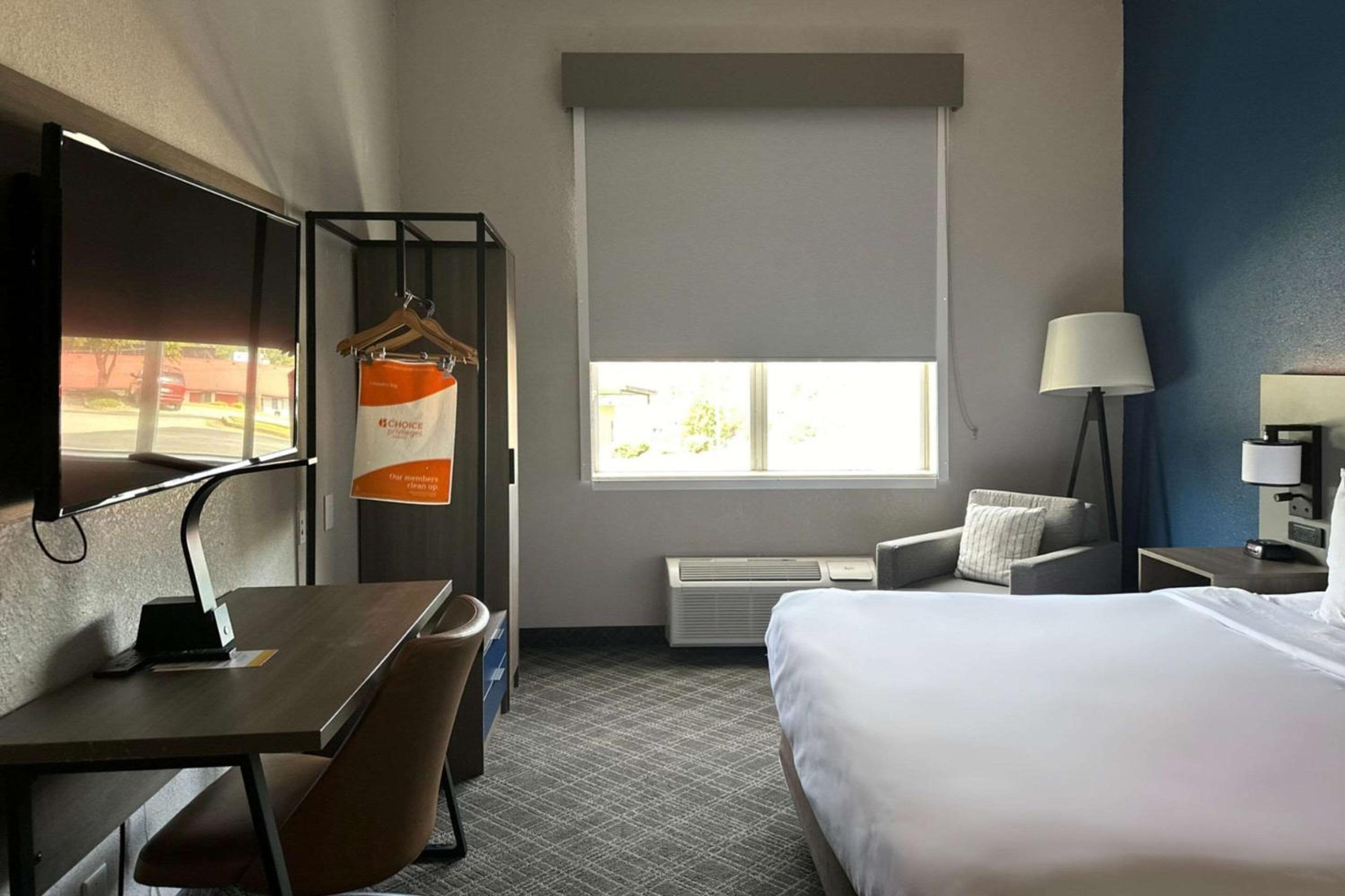 King Room - Non-Smoking - Photo 2