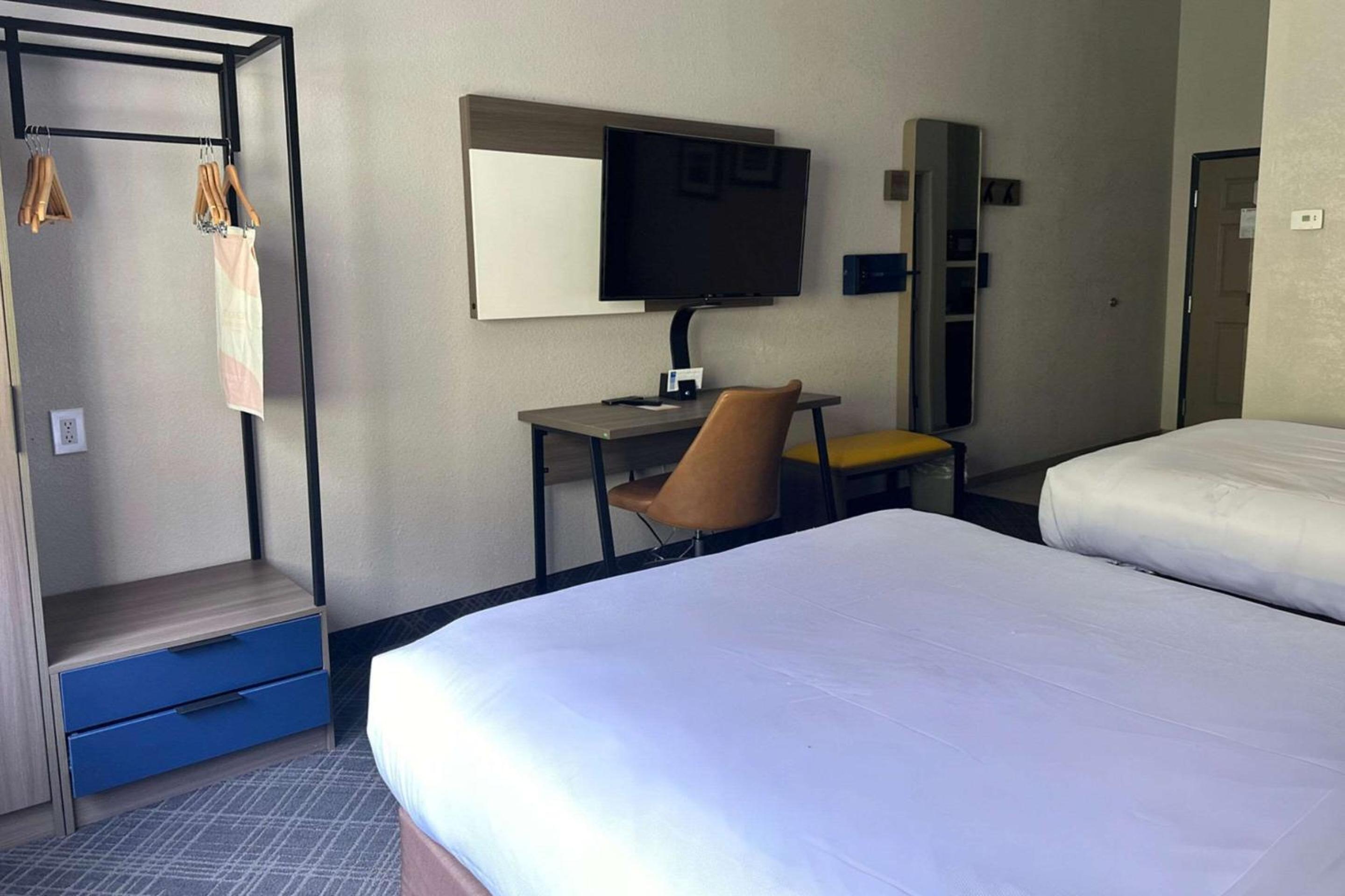 Queen Room with Two Queen Beds - Non-Smoking - Photo 6