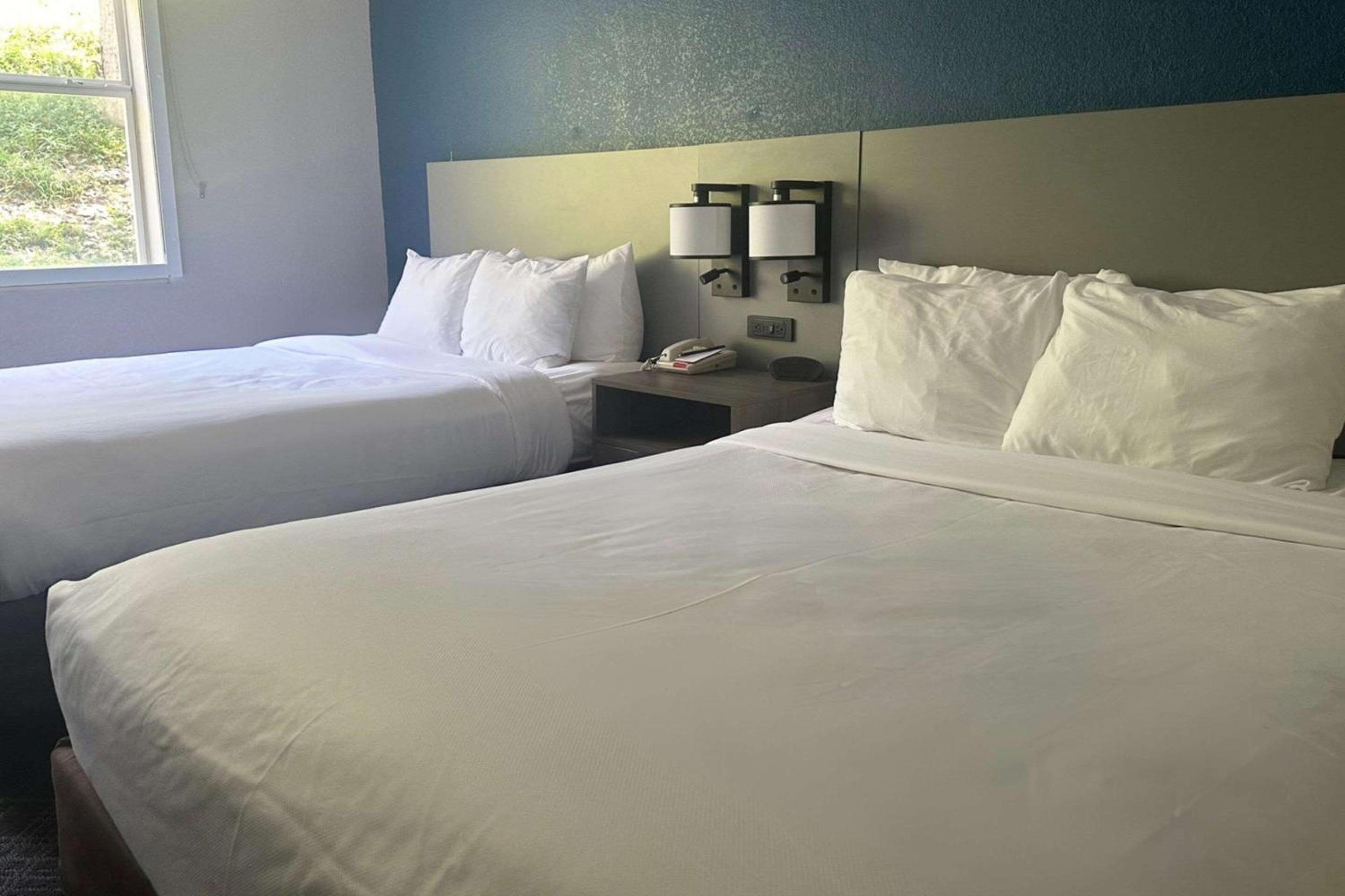 Queen Suite with Two Queen Beds - Non-Smoking - Photo 4