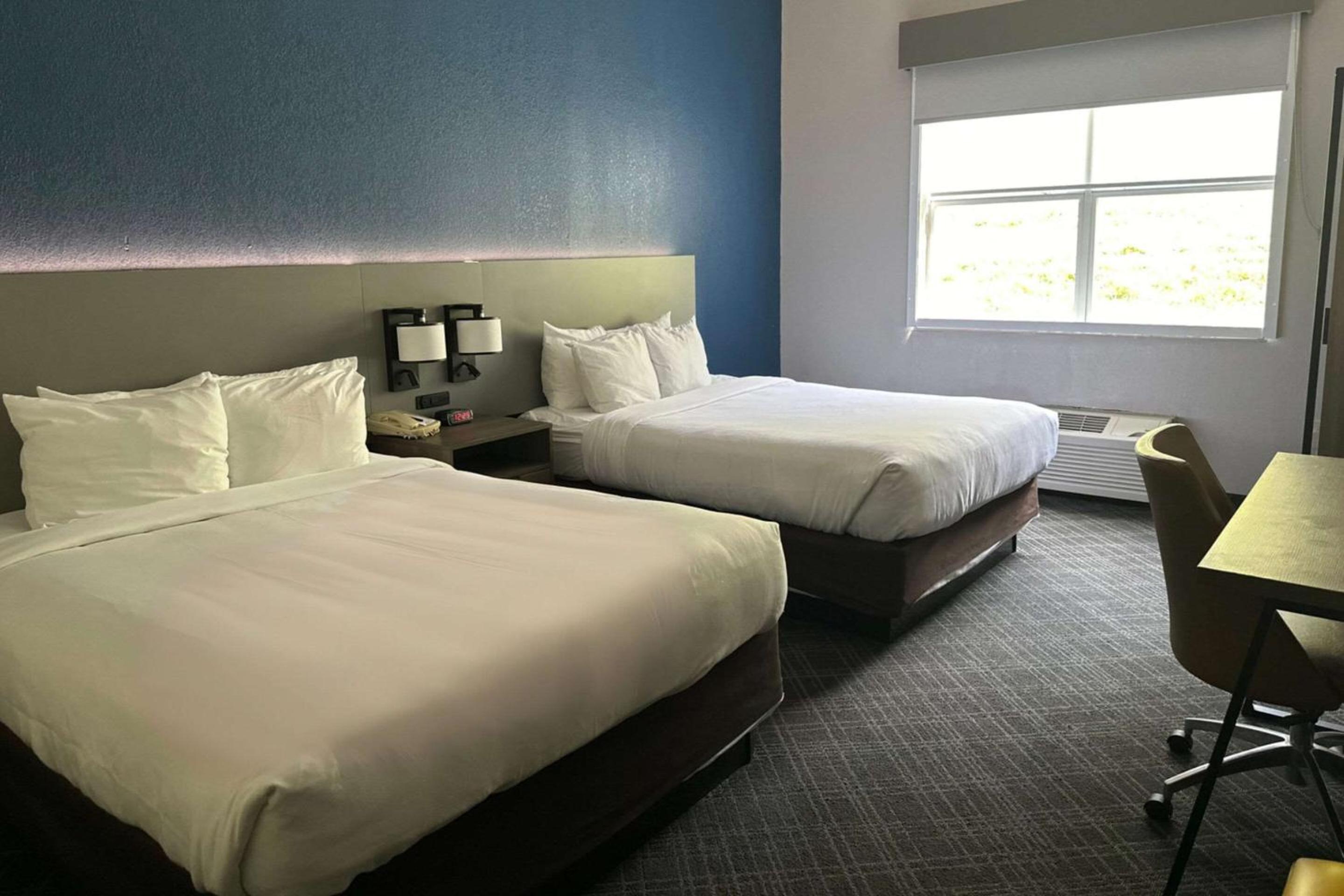 Queen Room with Two Queen Beds - Non-Smoking - Photo 7