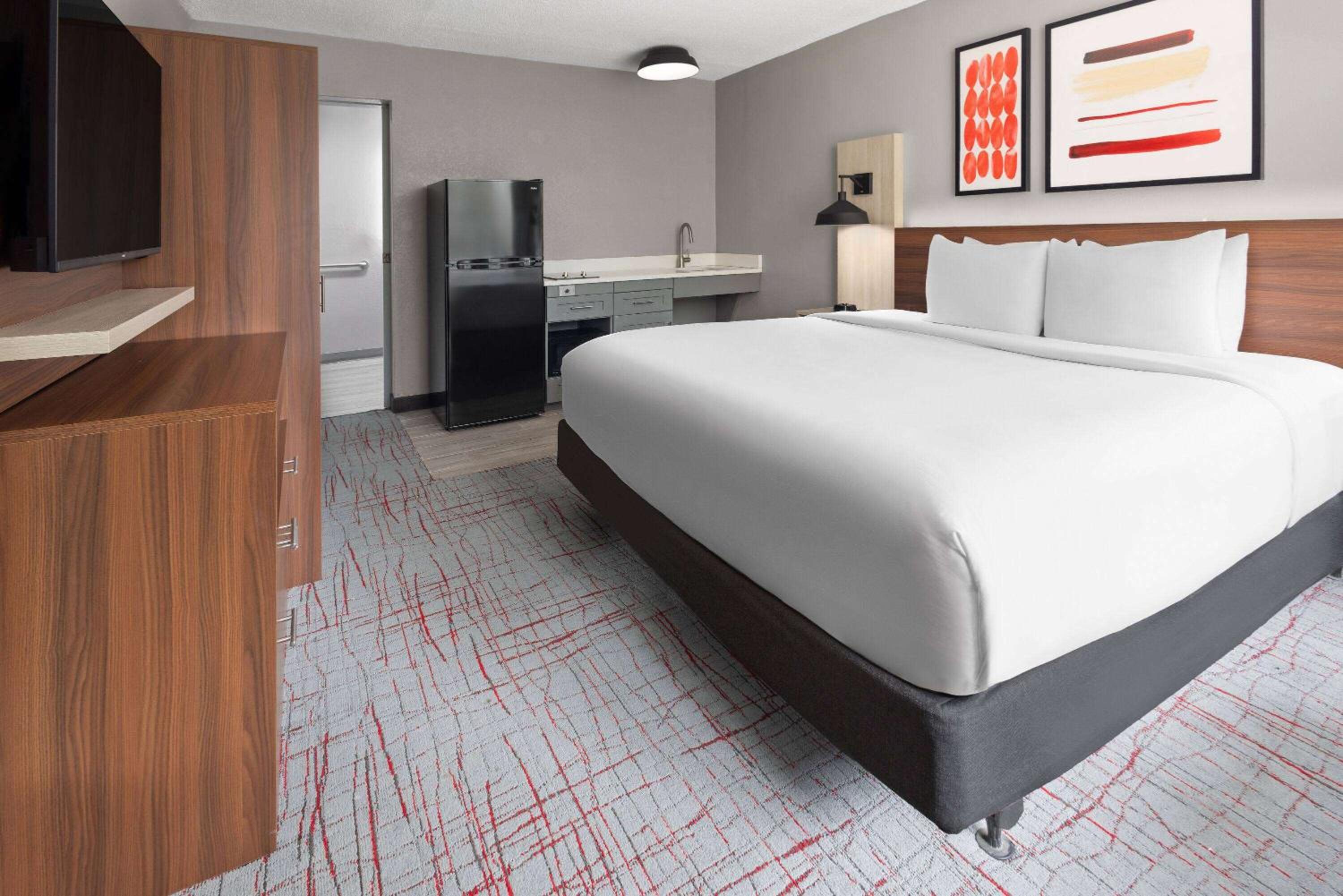 Standard King Room - Mobility Accessible - Photo 1