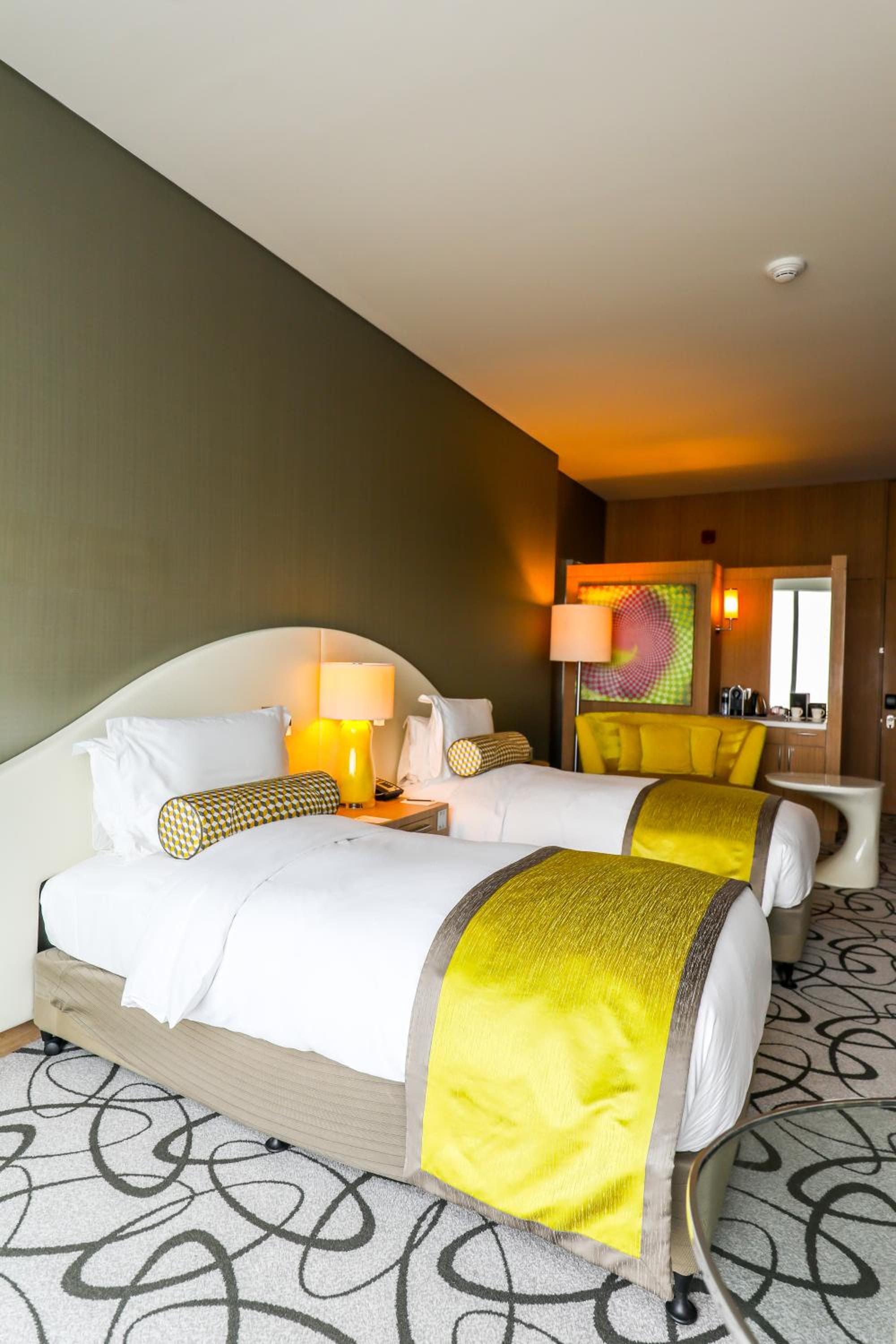 Luxury Twin Room with Club Access and Burj Khalifa View - Photo 4