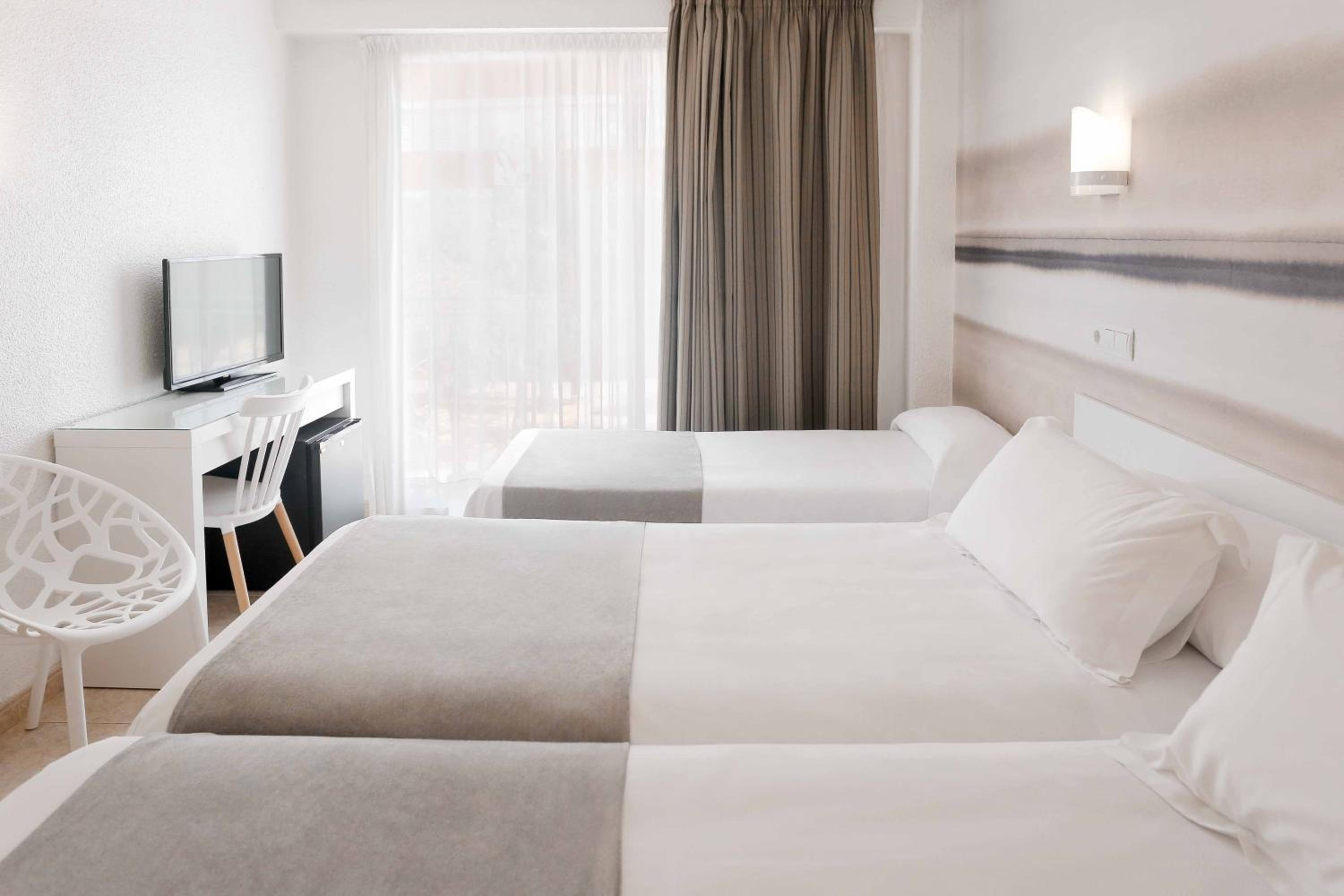 Standard Triple Room (2 Adults + 1 Child) photo 2