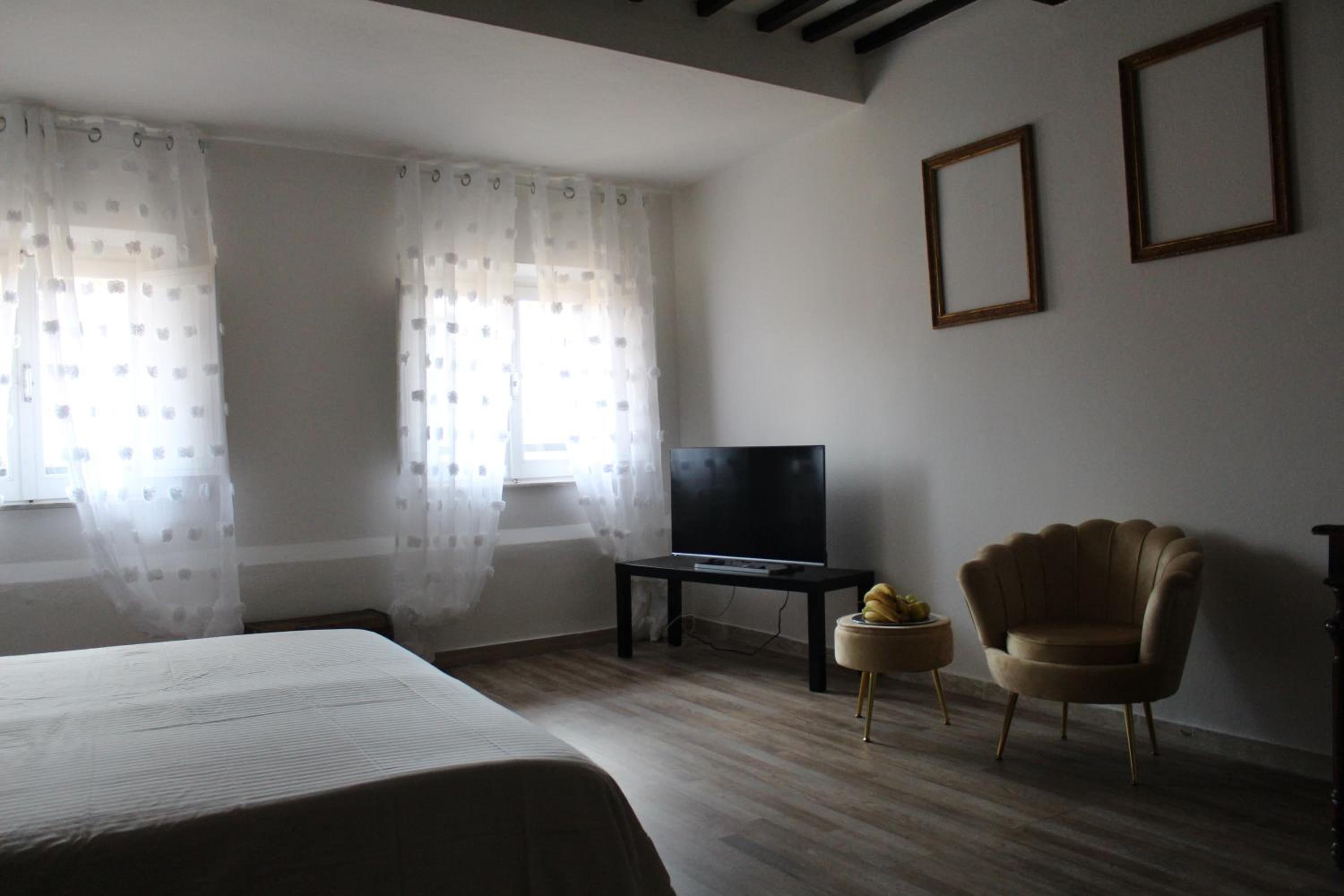 Double Room with Private Bathroom - Photo 4
