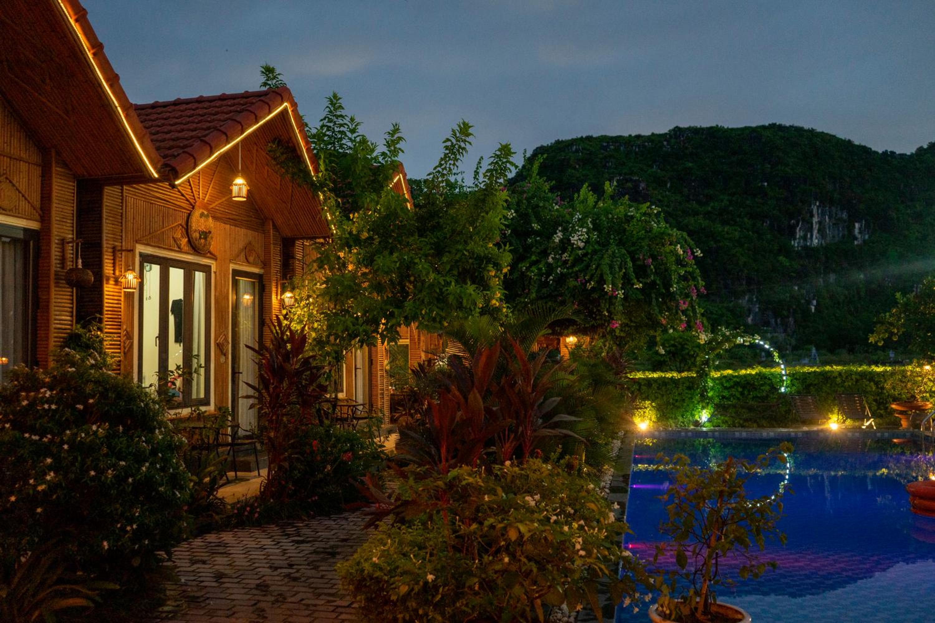 Bungalow with Garden View - Photo 11
