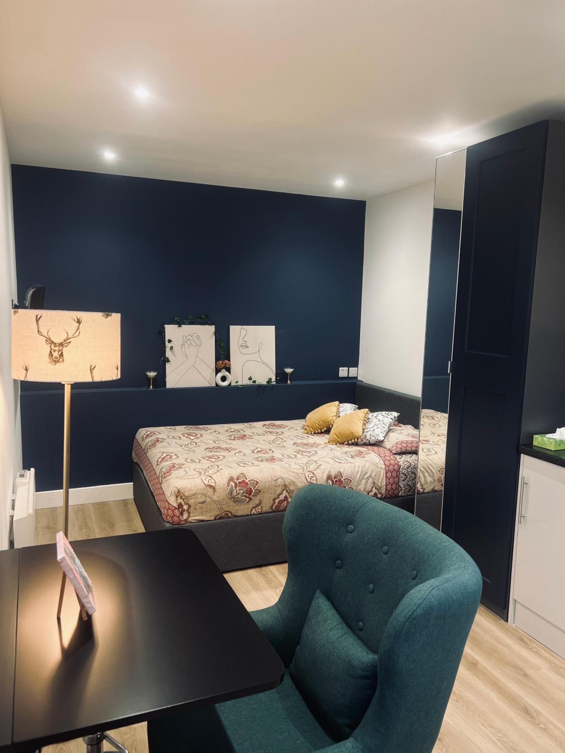 One-Bedroom Apartment photo 1