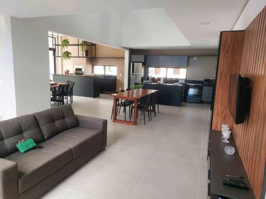 Five-Bedroom House photo 3