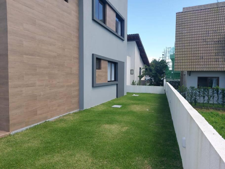 Five-Bedroom House photo 2