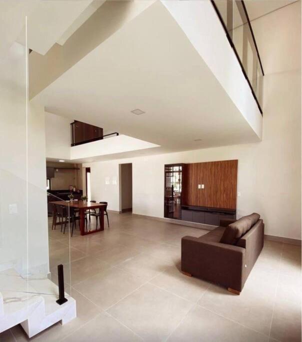 Five-Bedroom House photo 2