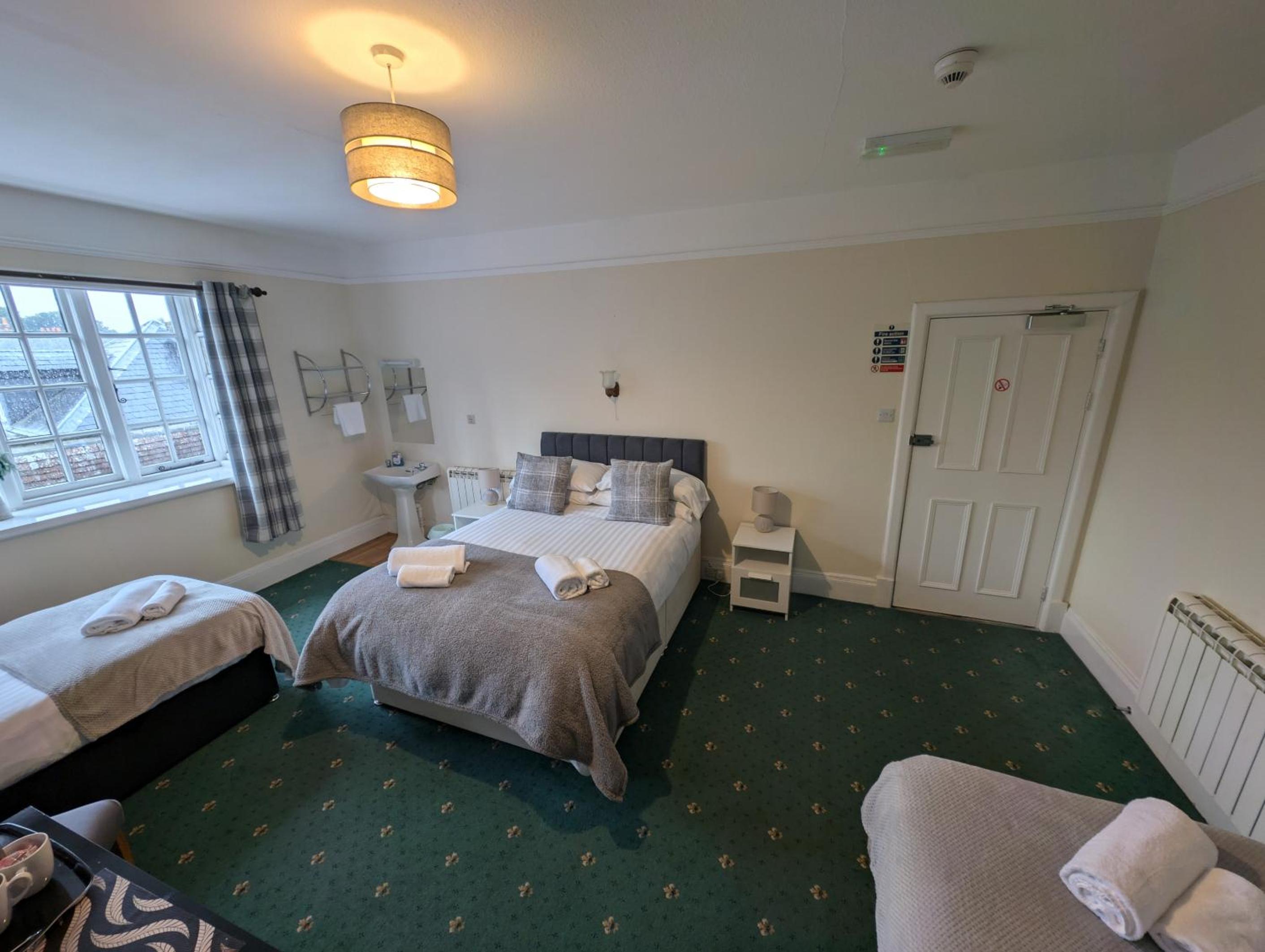 Quadruple Room with Shared Bathroom photo 2