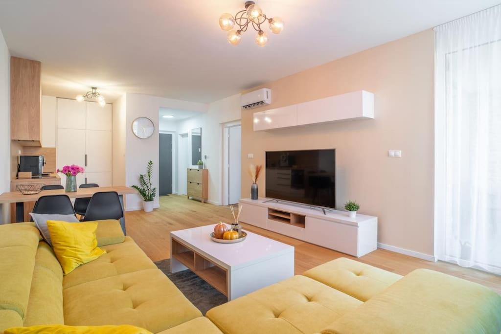One-Bedroom Apartment photo 1