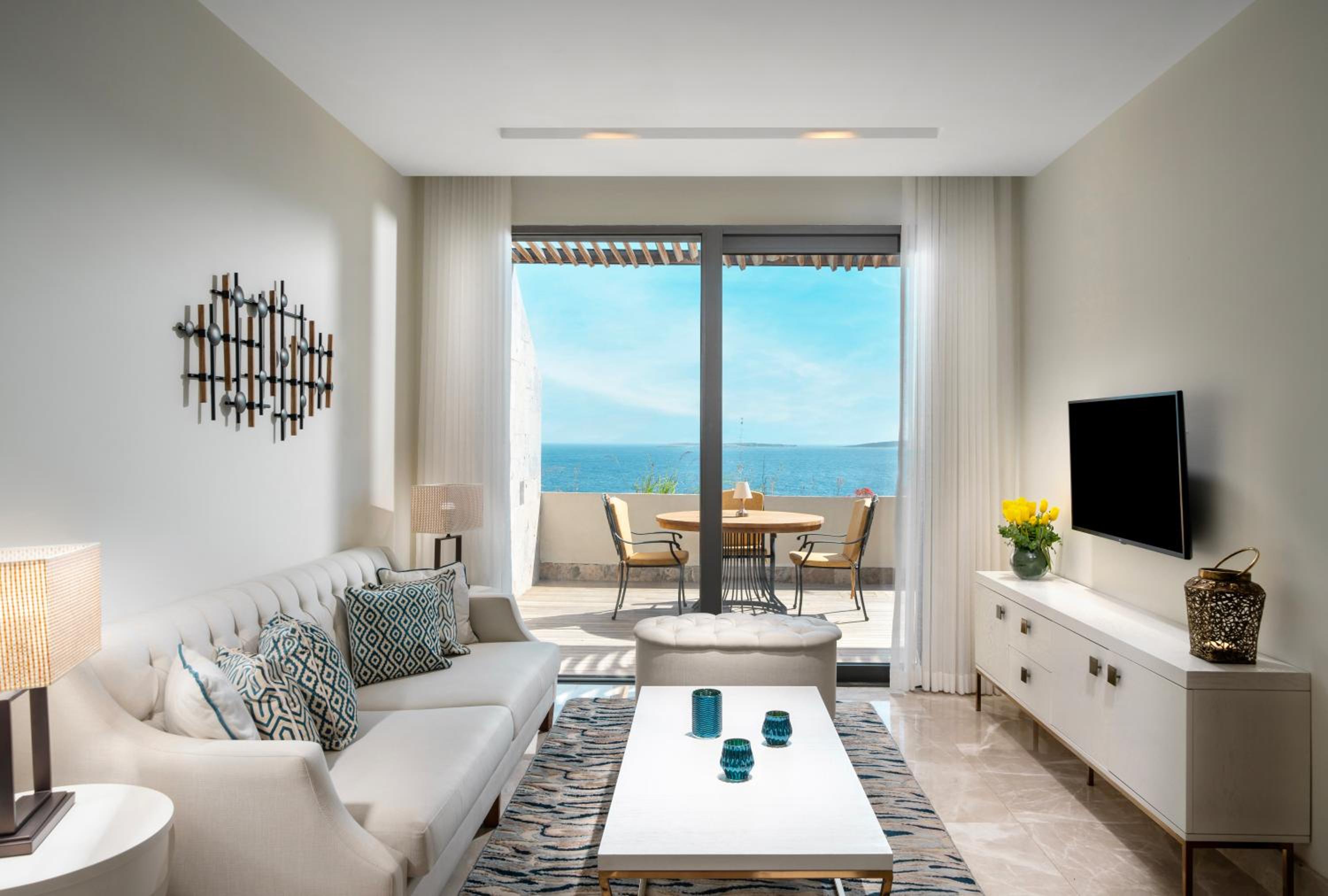 Two-Bedroom Privilege Suite with Sea View photo 2