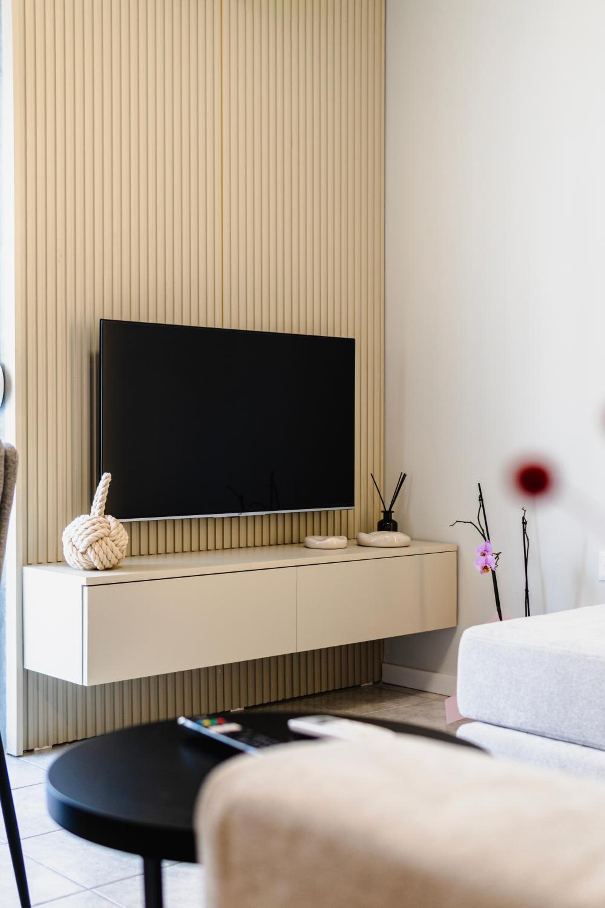 One-Bedroom Apartment with Balcony and City View photo 3